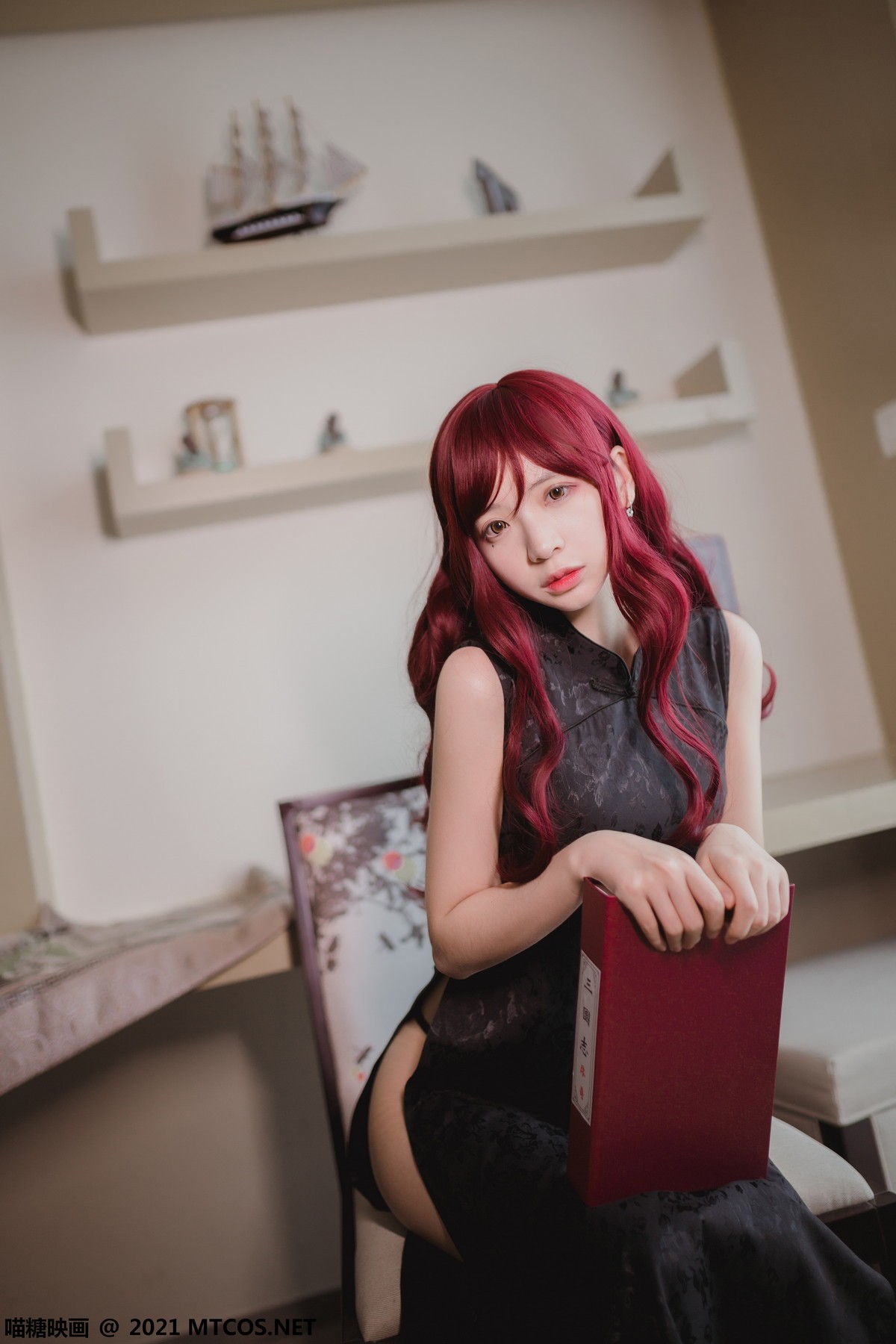 jpxgmn.cc[喵糖映画]Vol.385_红色秀发美女私房性感黑色旗袍配黑色蕾丝袜秀美腿诱惑写真20P