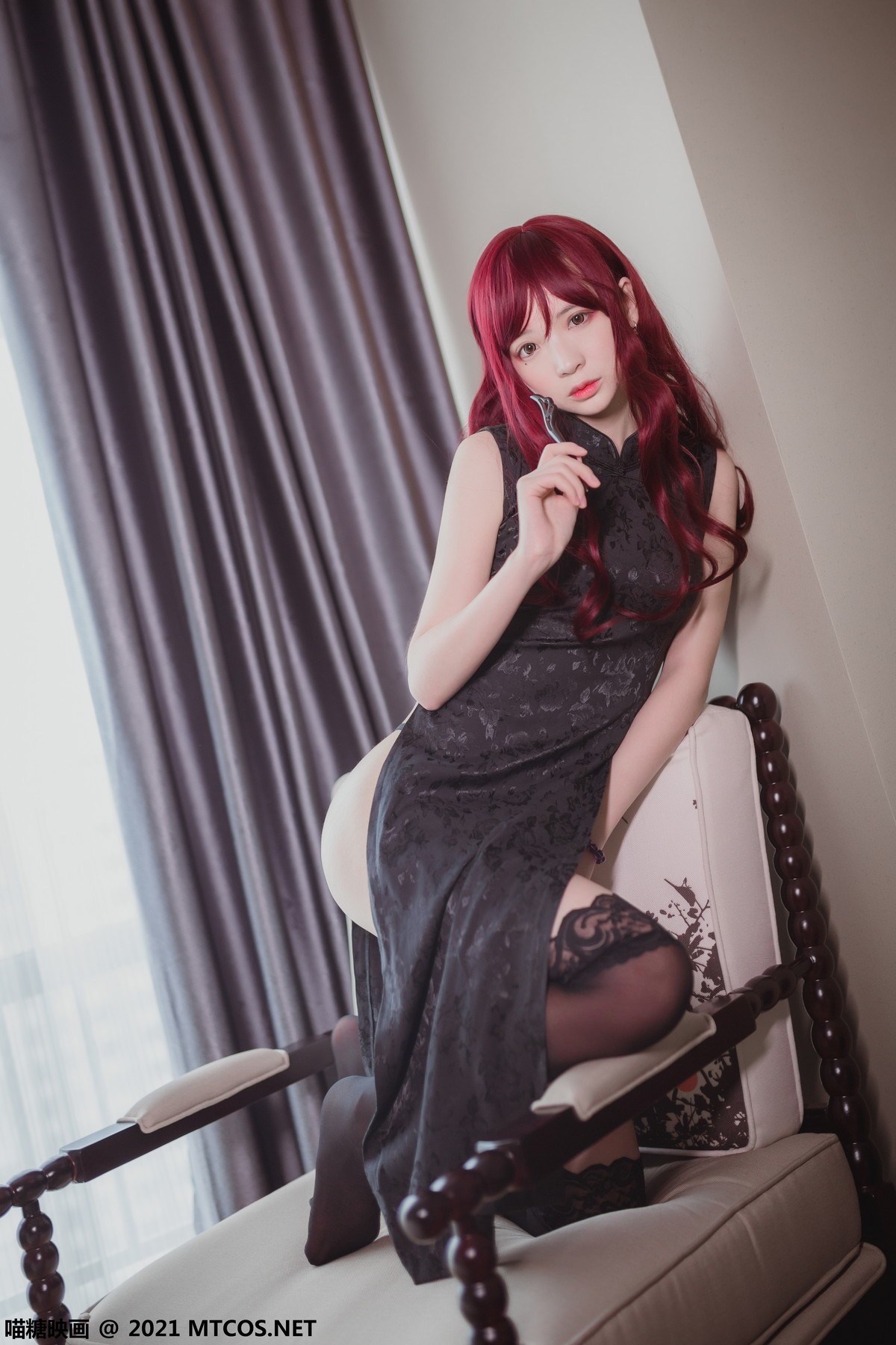 jpxgmn.cc[喵糖映画]Vol.385_红色秀发美女私房性感黑色旗袍配黑色蕾丝袜秀美腿诱惑写真20P