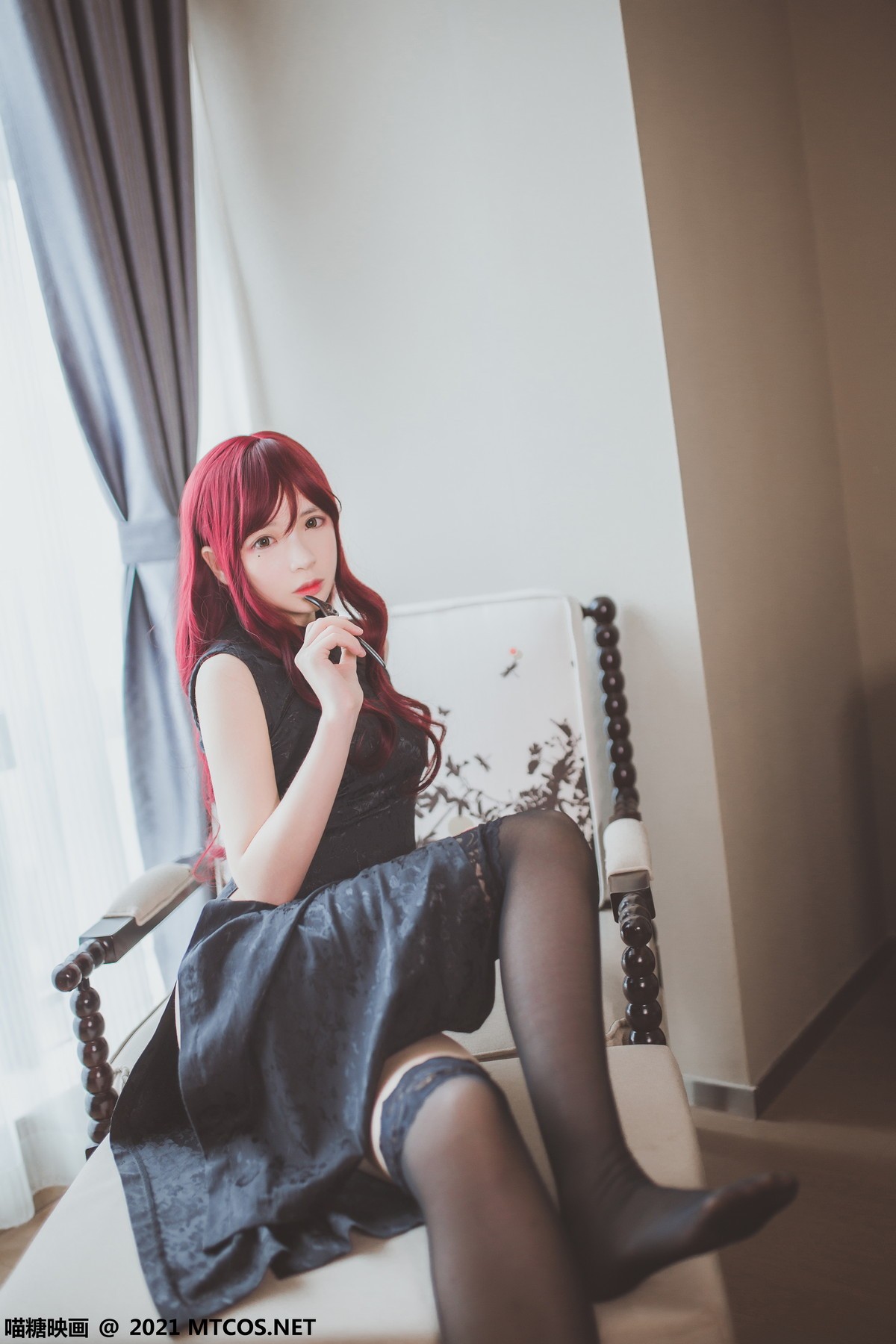 jpxgmn.cc[喵糖映画]Vol.385_红色秀发美女私房性感黑色旗袍配黑色蕾丝袜秀美腿诱惑写真20P