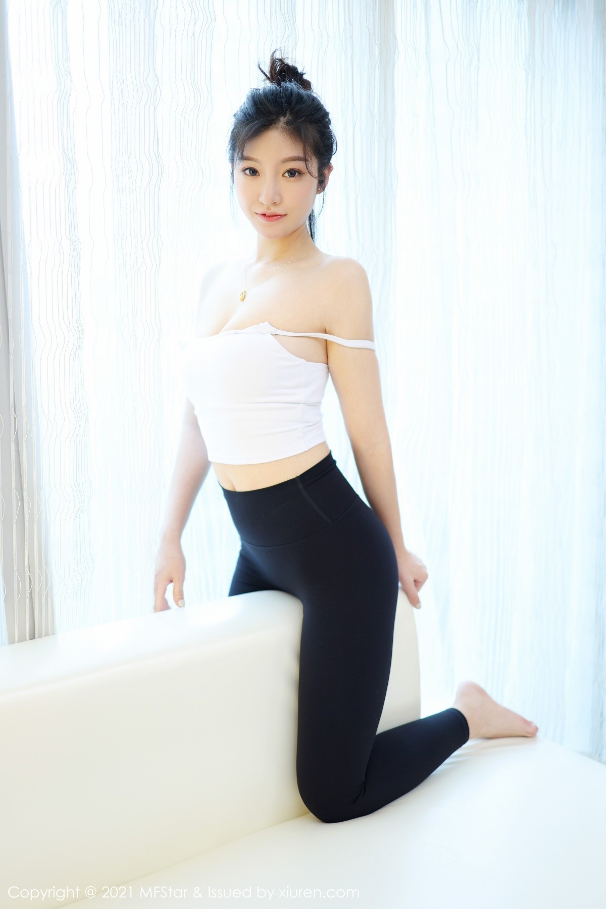 jpxgmn.cc[MFStar模范学院]Vol.482_嫩模人间荒糖白色吊带配紧身瑜伽服半脱秀丰乳肥臀诱惑写真54P