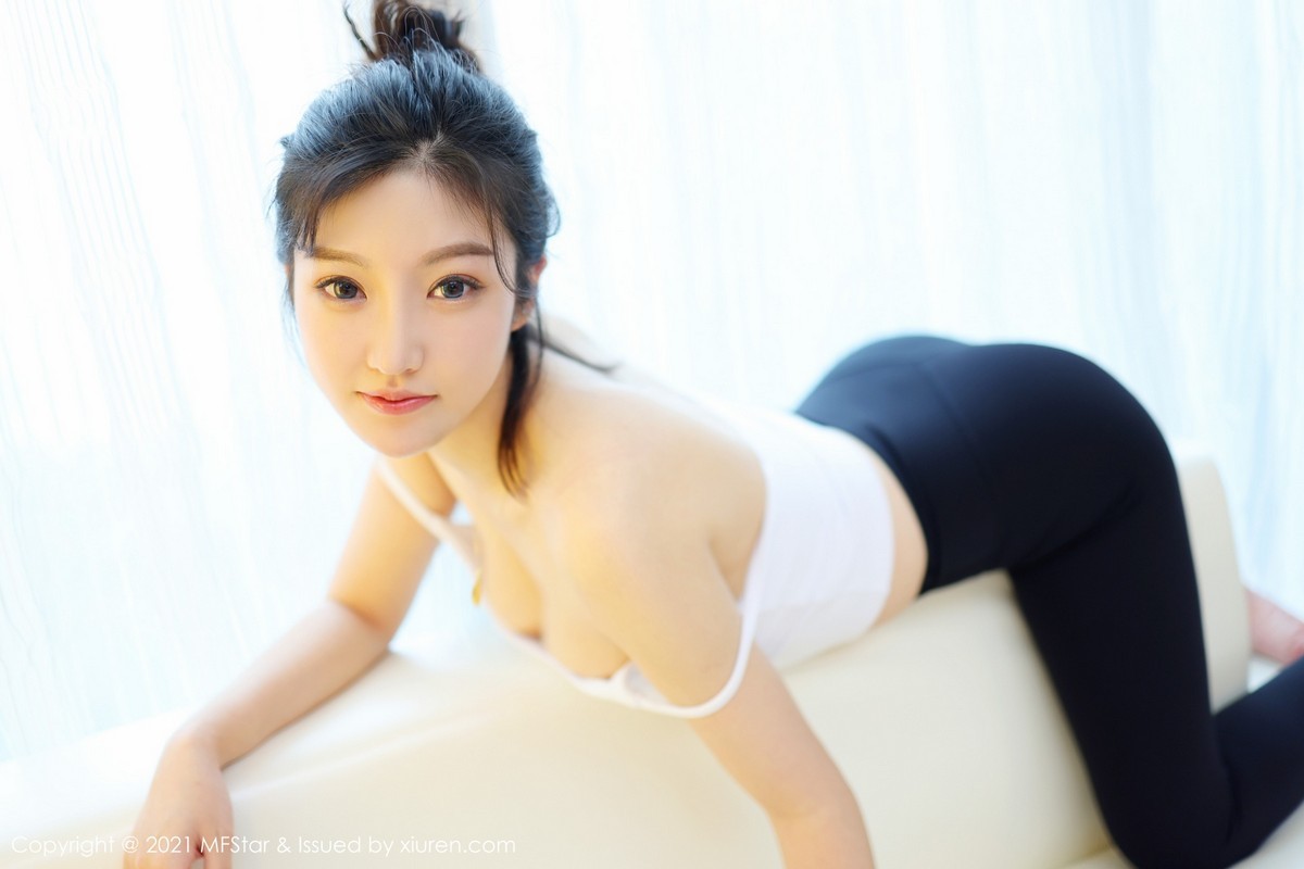 jpxgmn.cc[MFStar模范学院]Vol.482_嫩模人间荒糖白色吊带配紧身瑜伽服半脱秀丰乳肥臀诱惑写真54P