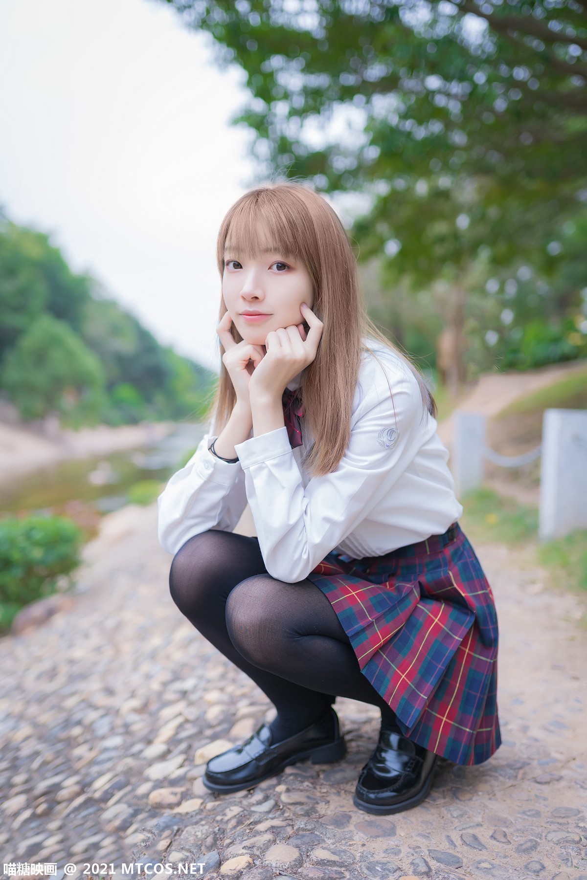 jpxgmn.cc[喵糖映画]Vol.388_户外JK制服美女性感短裙下黑色腿袜秀美腿迷人诱惑写真38P