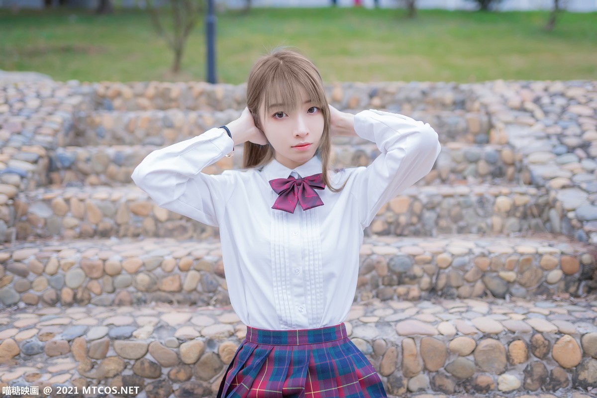 jpxgmn.cc[喵糖映画]Vol.388_户外JK制服美女性感短裙下黑色腿袜秀美腿迷人诱惑写真38P