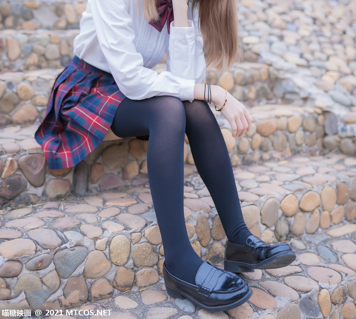 jpxgmn.cc[喵糖映画]Vol.388_户外JK制服美女性感短裙下黑色腿袜秀美腿迷人诱惑写真38P