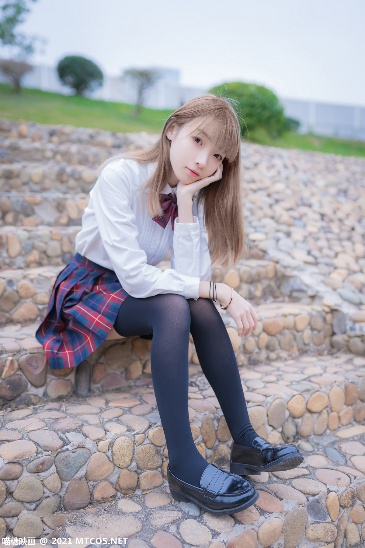 jpxgmn.cc[喵糖映画]Vol.388_户外JK制服美女性感短裙下黑色腿袜秀美腿迷人诱惑写真38P