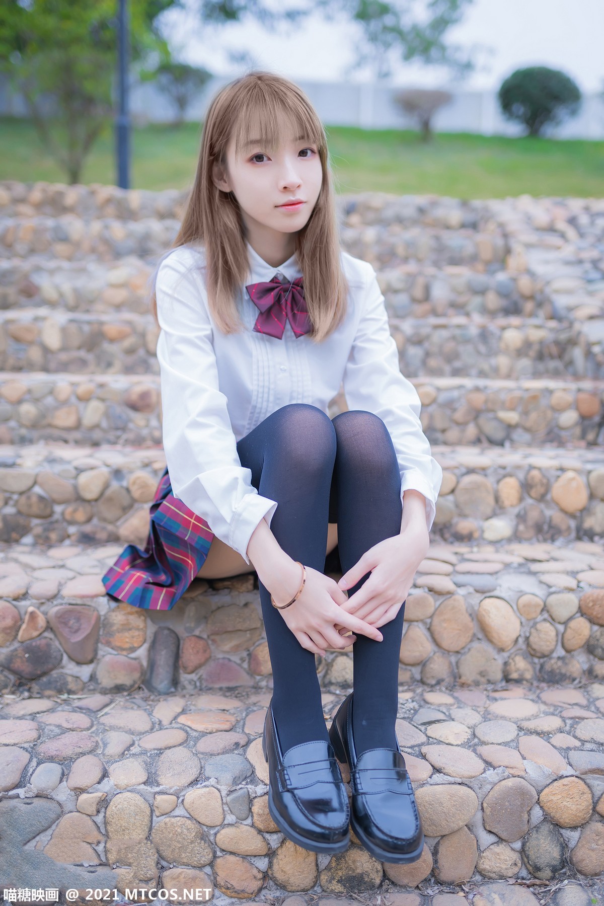 jpxgmn.cc[喵糖映画]Vol.388_户外JK制服美女性感短裙下黑色腿袜秀美腿迷人诱惑写真38P