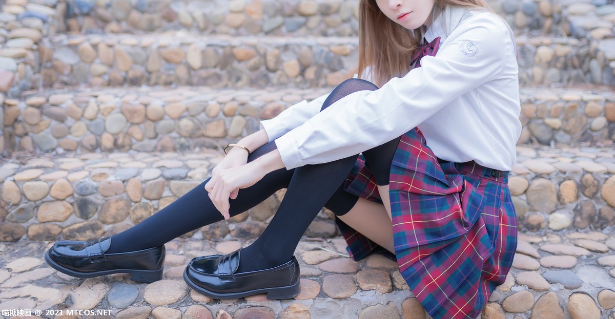 jpxgmn.cc[喵糖映画]Vol.388_户外JK制服美女性感短裙下黑色腿袜秀美腿迷人诱惑写真38P