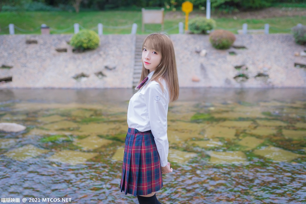 jpxgmn.cc[喵糖映画]Vol.388_户外JK制服美女性感短裙下黑色腿袜秀美腿迷人诱惑写真38P