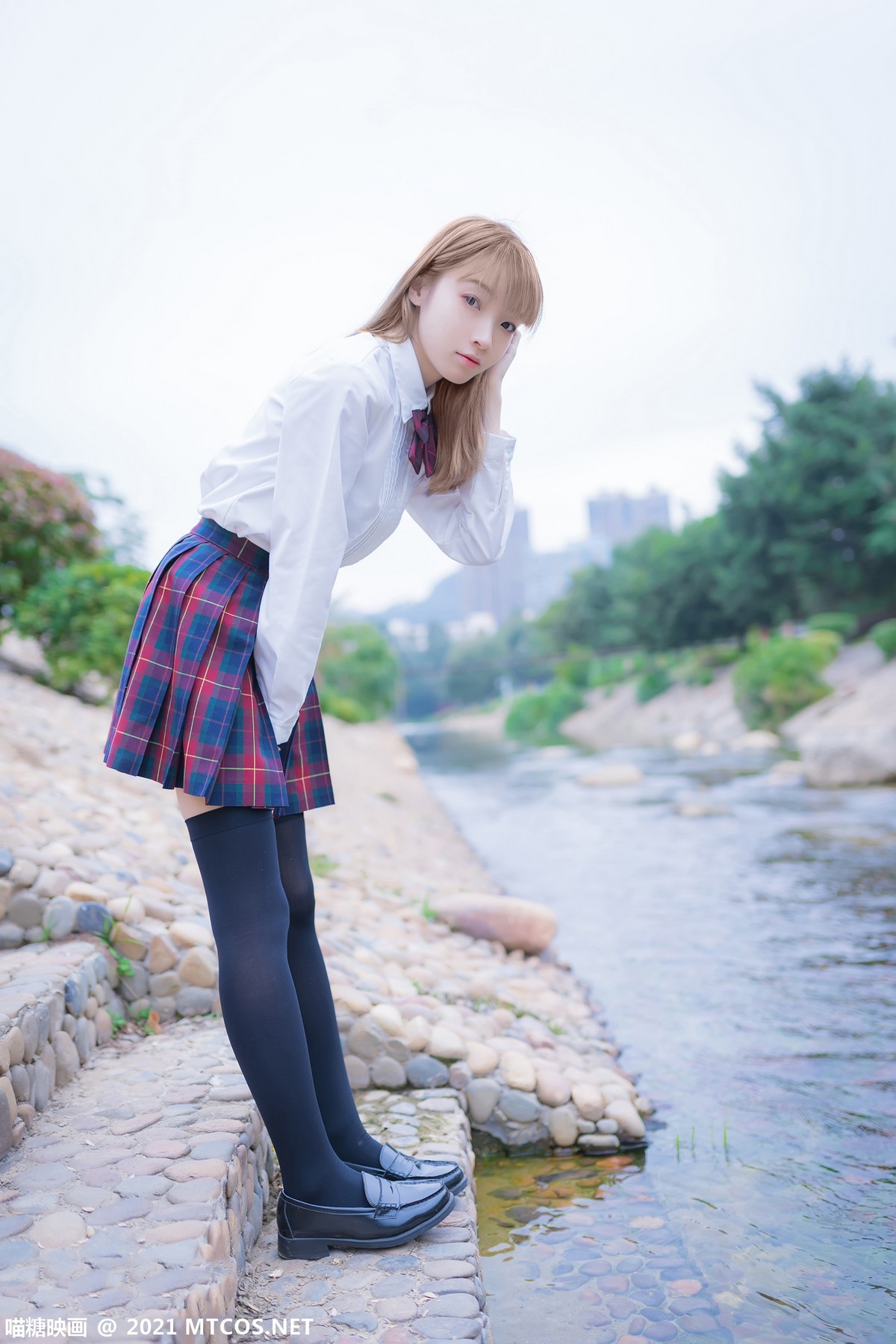 jpxgmn.cc[喵糖映画]Vol.388_户外JK制服美女性感短裙下黑色腿袜秀美腿迷人诱惑写真38P