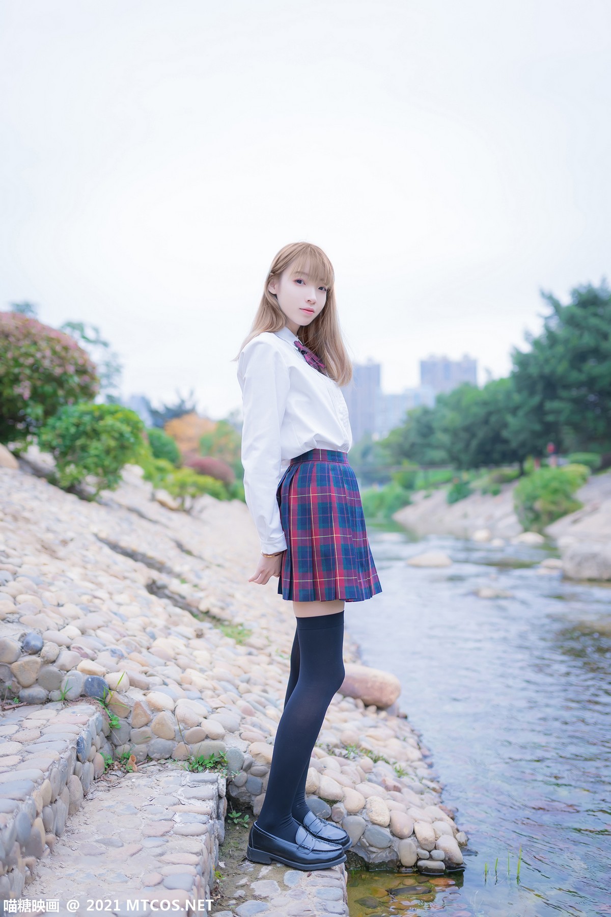 jpxgmn.cc[喵糖映画]Vol.388_户外JK制服美女性感短裙下黑色腿袜秀美腿迷人诱惑写真38P