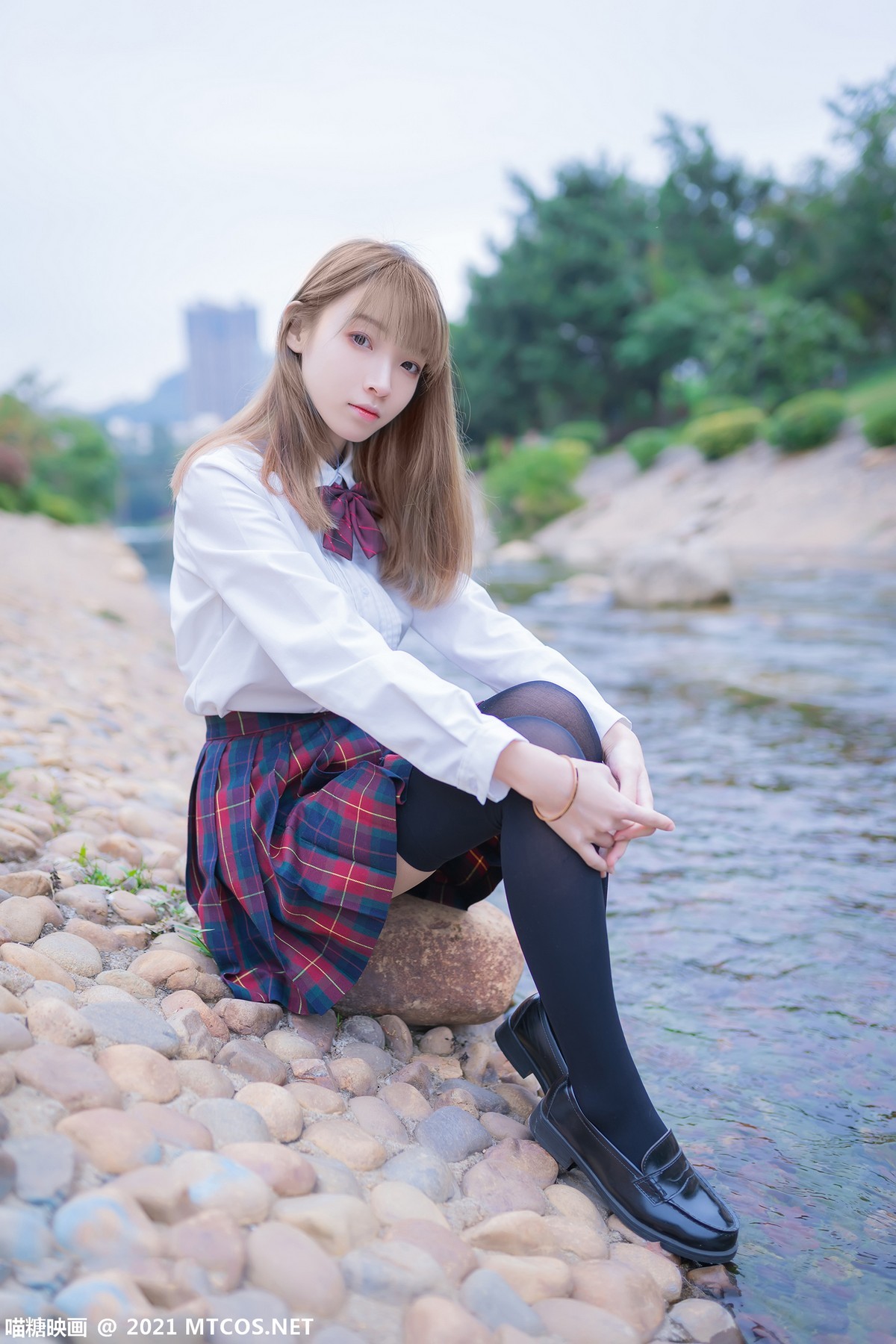 jpxgmn.cc[喵糖映画]Vol.388_户外JK制服美女性感短裙下黑色腿袜秀美腿迷人诱惑写真38P