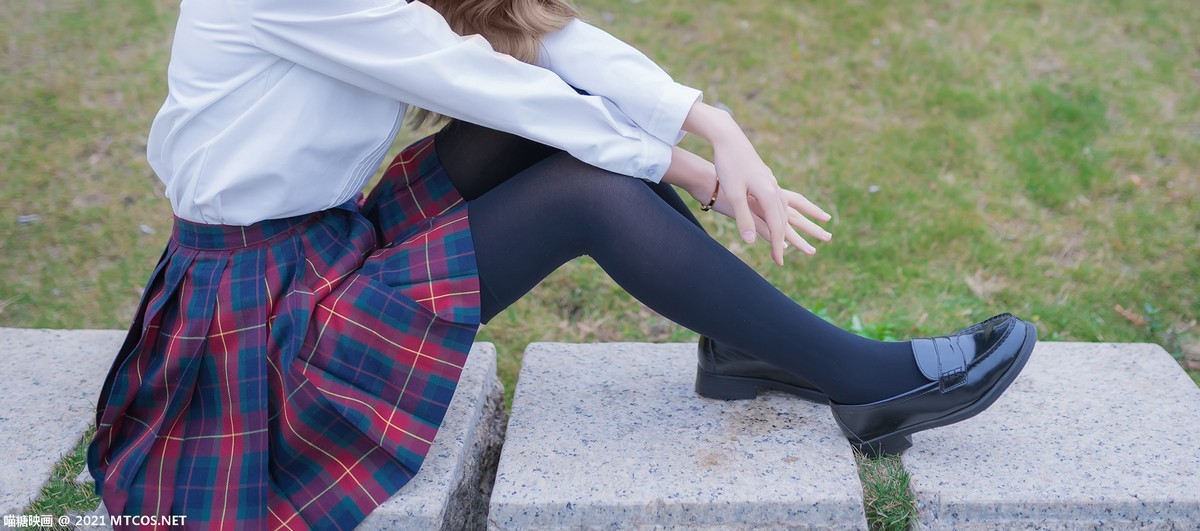 jpxgmn.cc[喵糖映画]Vol.388_户外JK制服美女性感短裙下黑色腿袜秀美腿迷人诱惑写真38P