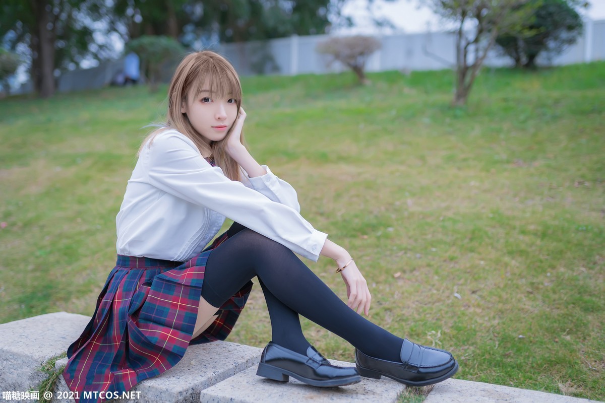 jpxgmn.cc[喵糖映画]Vol.388_户外JK制服美女性感短裙下黑色腿袜秀美腿迷人诱惑写真38P