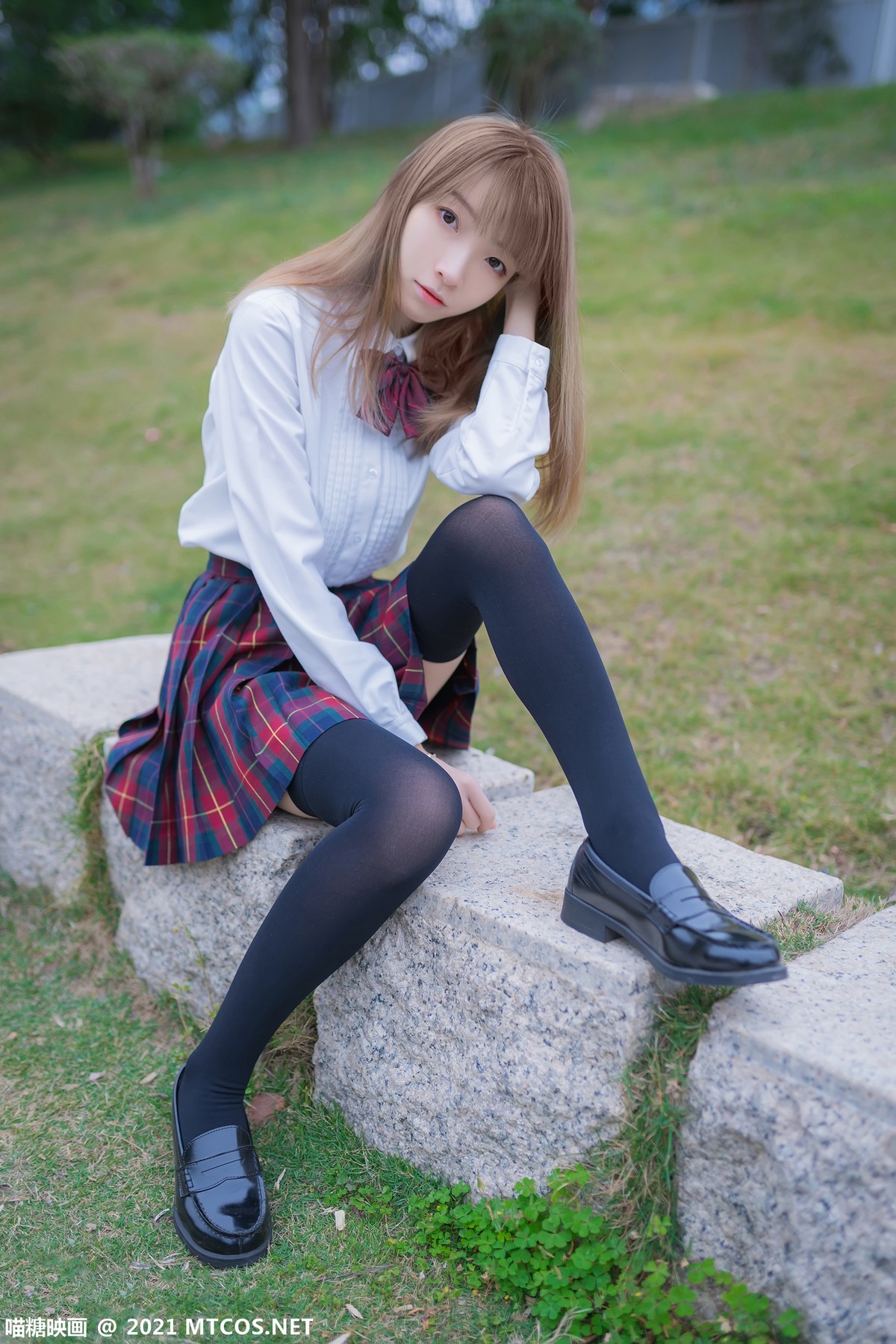 jpxgmn.cc[喵糖映画]Vol.388_户外JK制服美女性感短裙下黑色腿袜秀美腿迷人诱惑写真38P