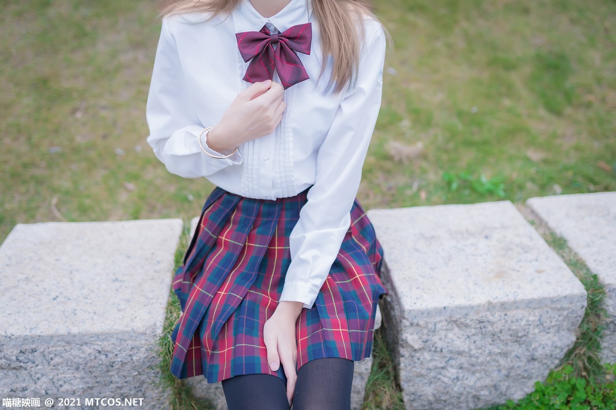 jpxgmn.cc[喵糖映画]Vol.388_户外JK制服美女性感短裙下黑色腿袜秀美腿迷人诱惑写真38P