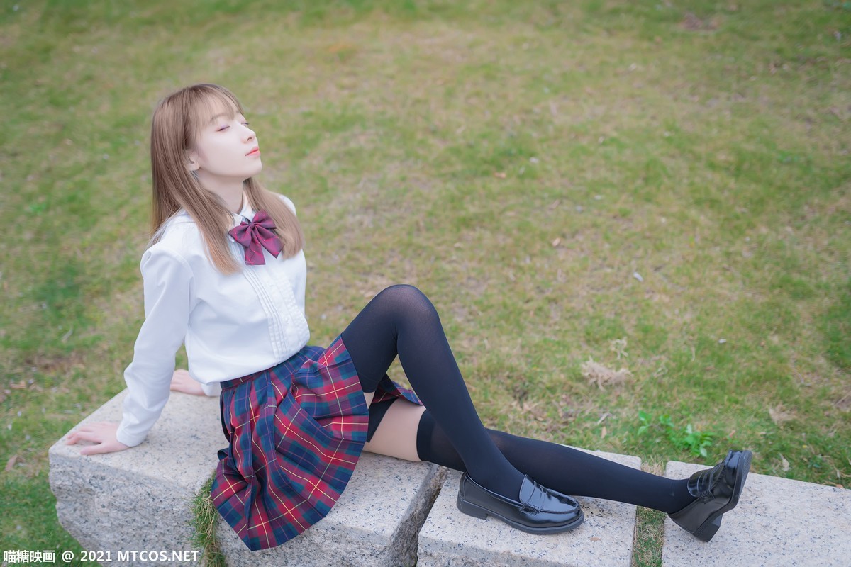 jpxgmn.cc[喵糖映画]Vol.388_户外JK制服美女性感短裙下黑色腿袜秀美腿迷人诱惑写真38P