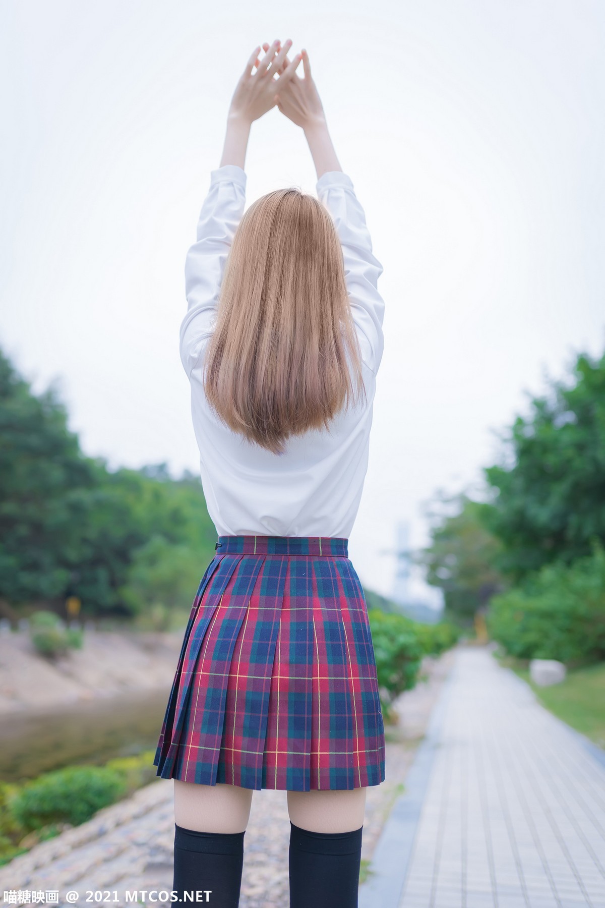 jpxgmn.cc[喵糖映画]Vol.388_户外JK制服美女性感短裙下黑色腿袜秀美腿迷人诱惑写真38P
