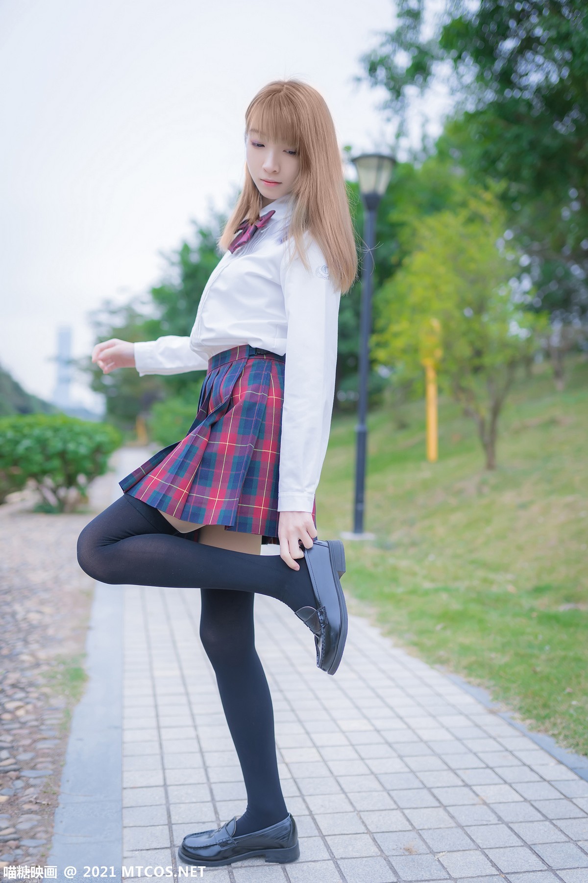 jpxgmn.cc[喵糖映画]Vol.388_户外JK制服美女性感短裙下黑色腿袜秀美腿迷人诱惑写真38P