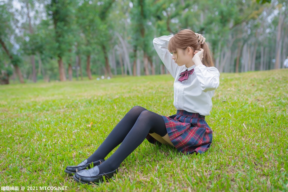 jpxgmn.cc[喵糖映画]Vol.388_户外JK制服美女性感短裙下黑色腿袜秀美腿迷人诱惑写真38P
