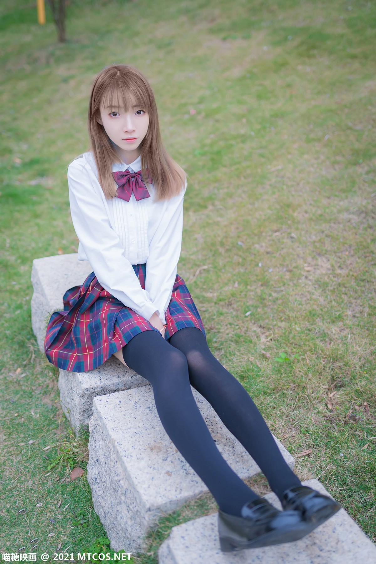 jpxgmn.cc[喵糖映画]Vol.388_户外JK制服美女性感短裙下黑色腿袜秀美腿迷人诱惑写真38P