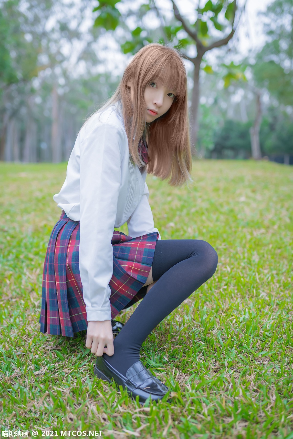 jpxgmn.cc[喵糖映画]Vol.388_户外JK制服美女性感短裙下黑色腿袜秀美腿迷人诱惑写真38P