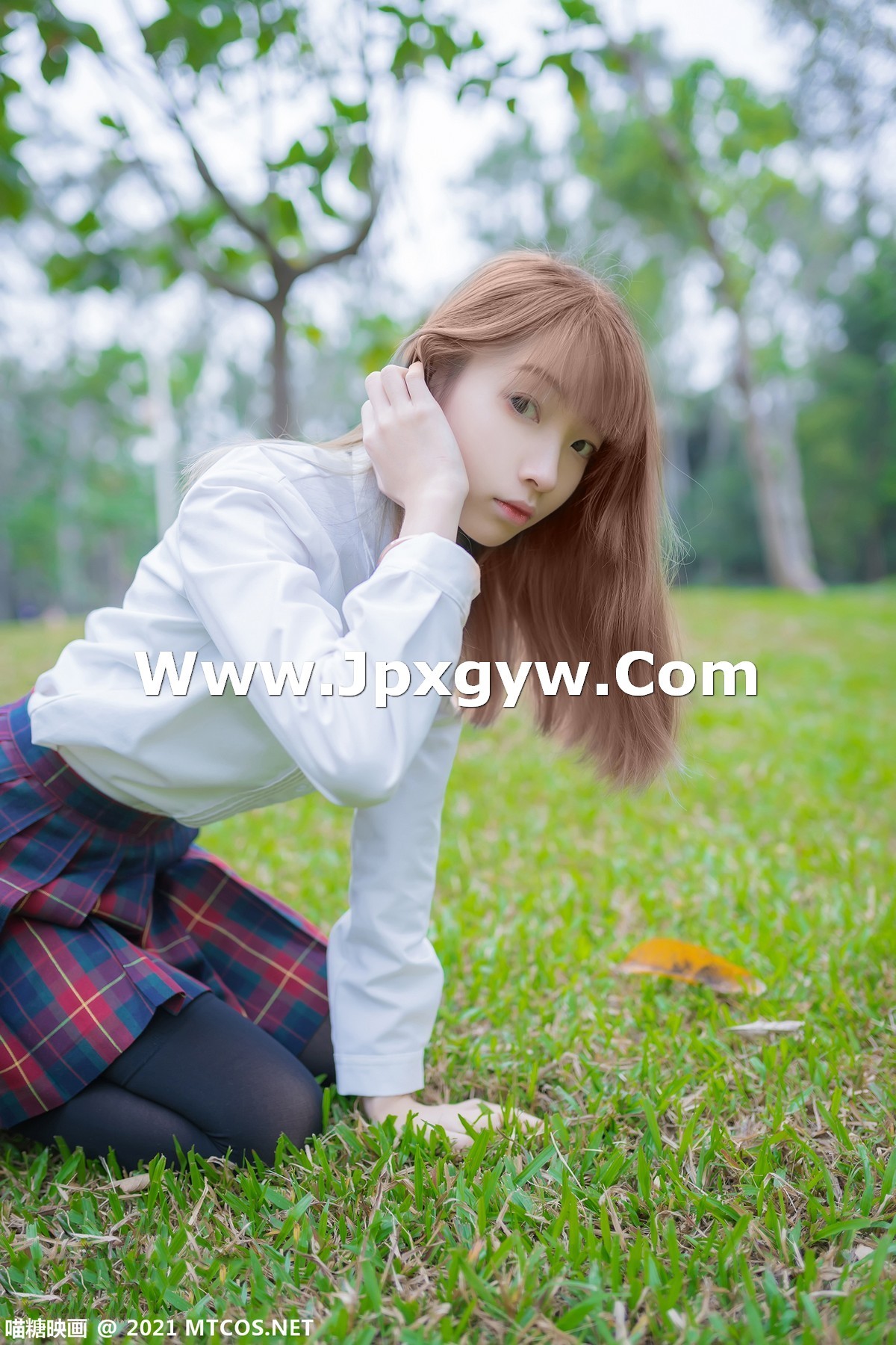 jpxgmn.cc[喵糖映画]Vol.388_户外JK制服美女性感短裙下黑色腿袜秀美腿迷人诱惑写真38P