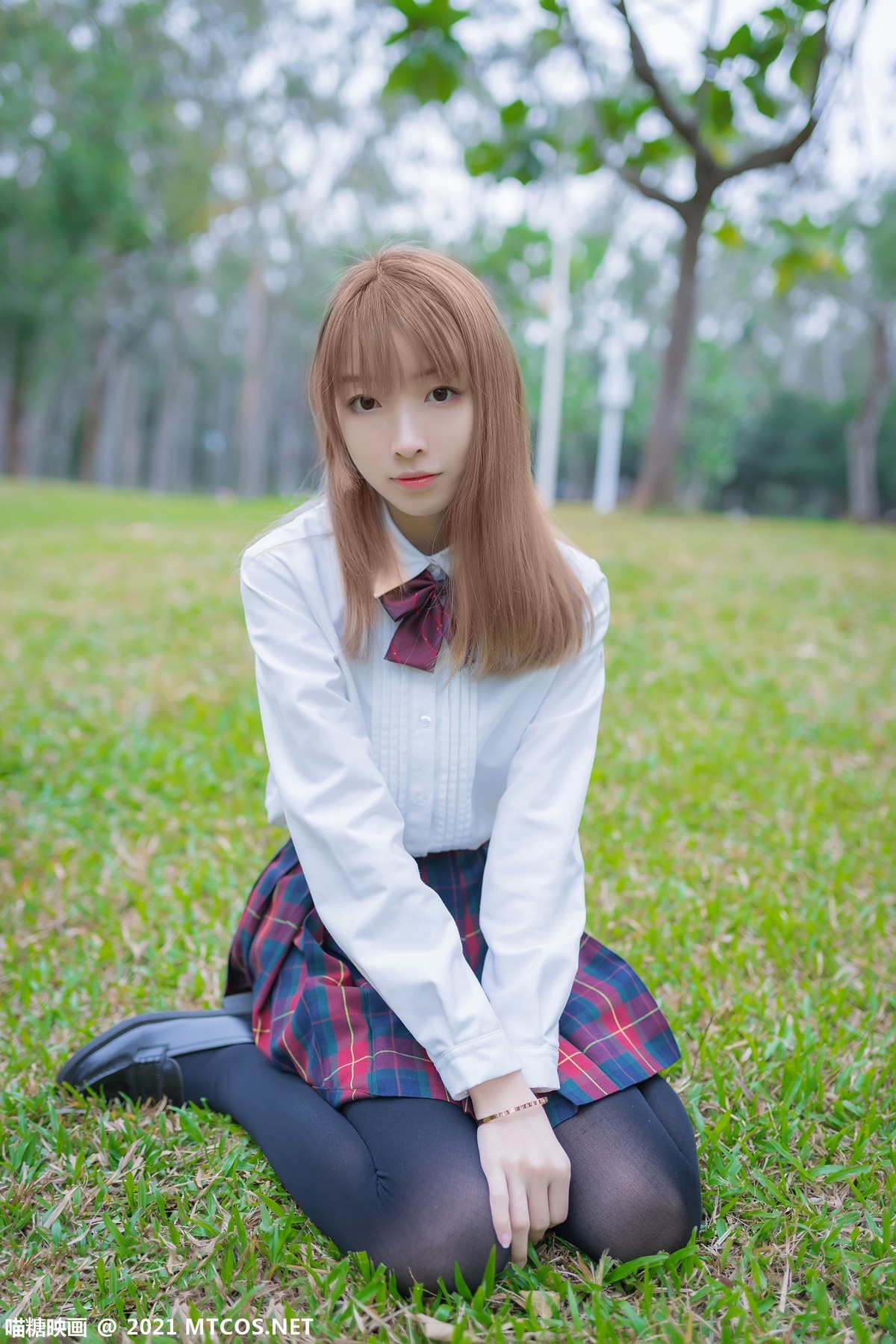 jpxgmn.cc[喵糖映画]Vol.388_户外JK制服美女性感短裙下黑色腿袜秀美腿迷人诱惑写真38P