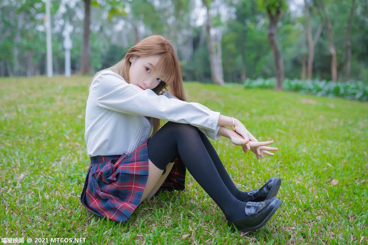 jpxgmn.cc[喵糖映画]Vol.388_户外JK制服美女性感短裙下黑色腿袜秀美腿迷人诱惑写真38P