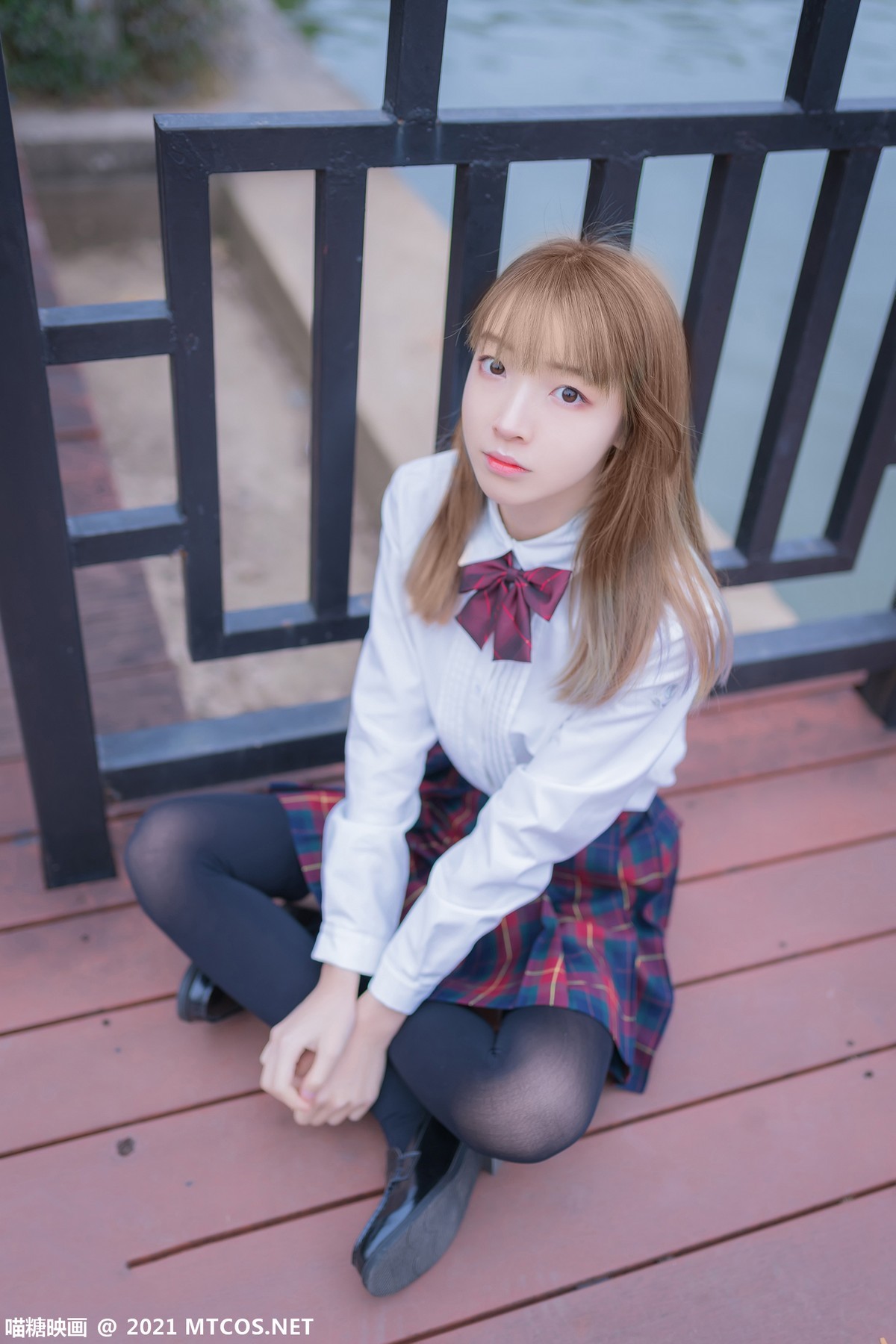 jpxgmn.cc[喵糖映画]Vol.388_户外JK制服美女性感短裙下黑色腿袜秀美腿迷人诱惑写真38P