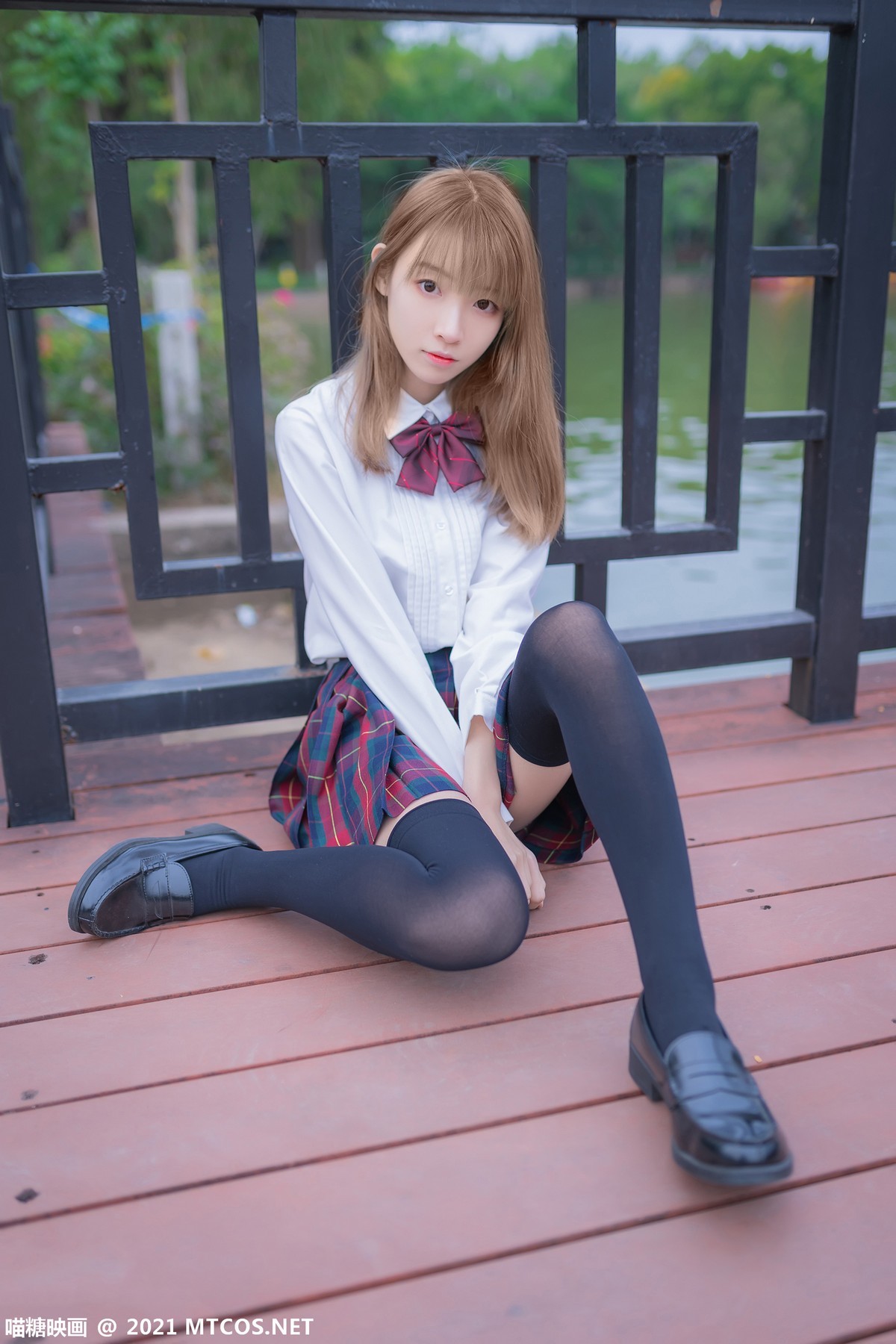 jpxgmn.cc[喵糖映画]Vol.388_户外JK制服美女性感短裙下黑色腿袜秀美腿迷人诱惑写真38P