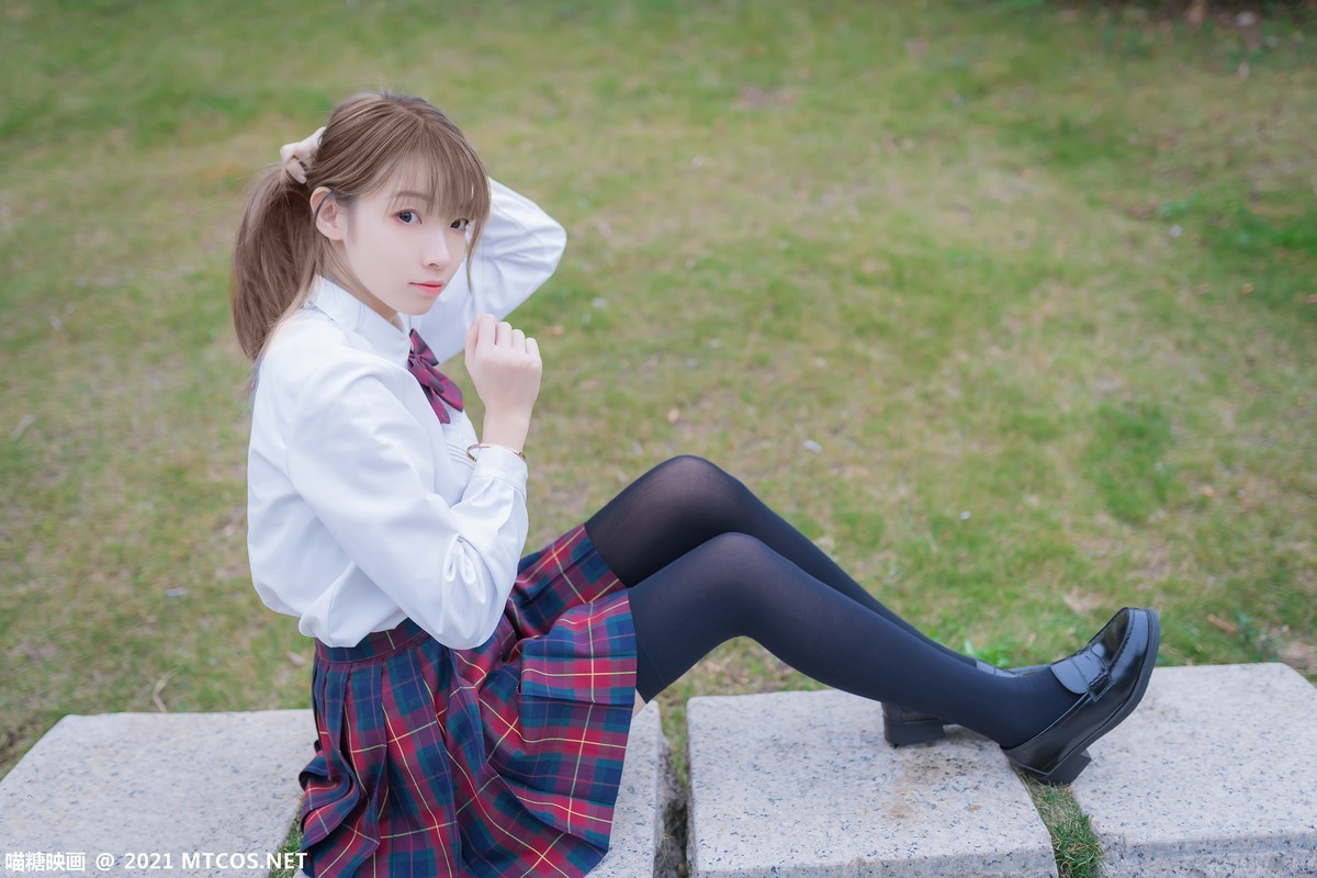 jpxgmn.cc[喵糖映画]Vol.388_户外JK制服美女性感短裙下黑色腿袜秀美腿迷人诱惑写真38P