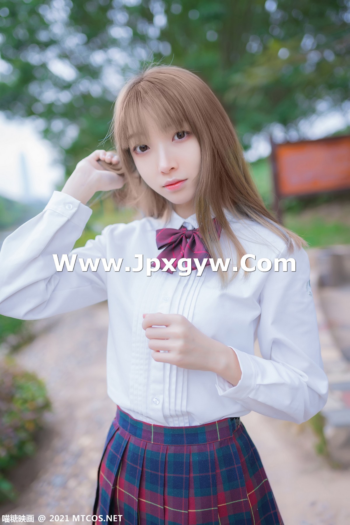 jpxgmn.cc[喵糖映画]Vol.388_户外JK制服美女性感短裙下黑色腿袜秀美腿迷人诱惑写真38P
