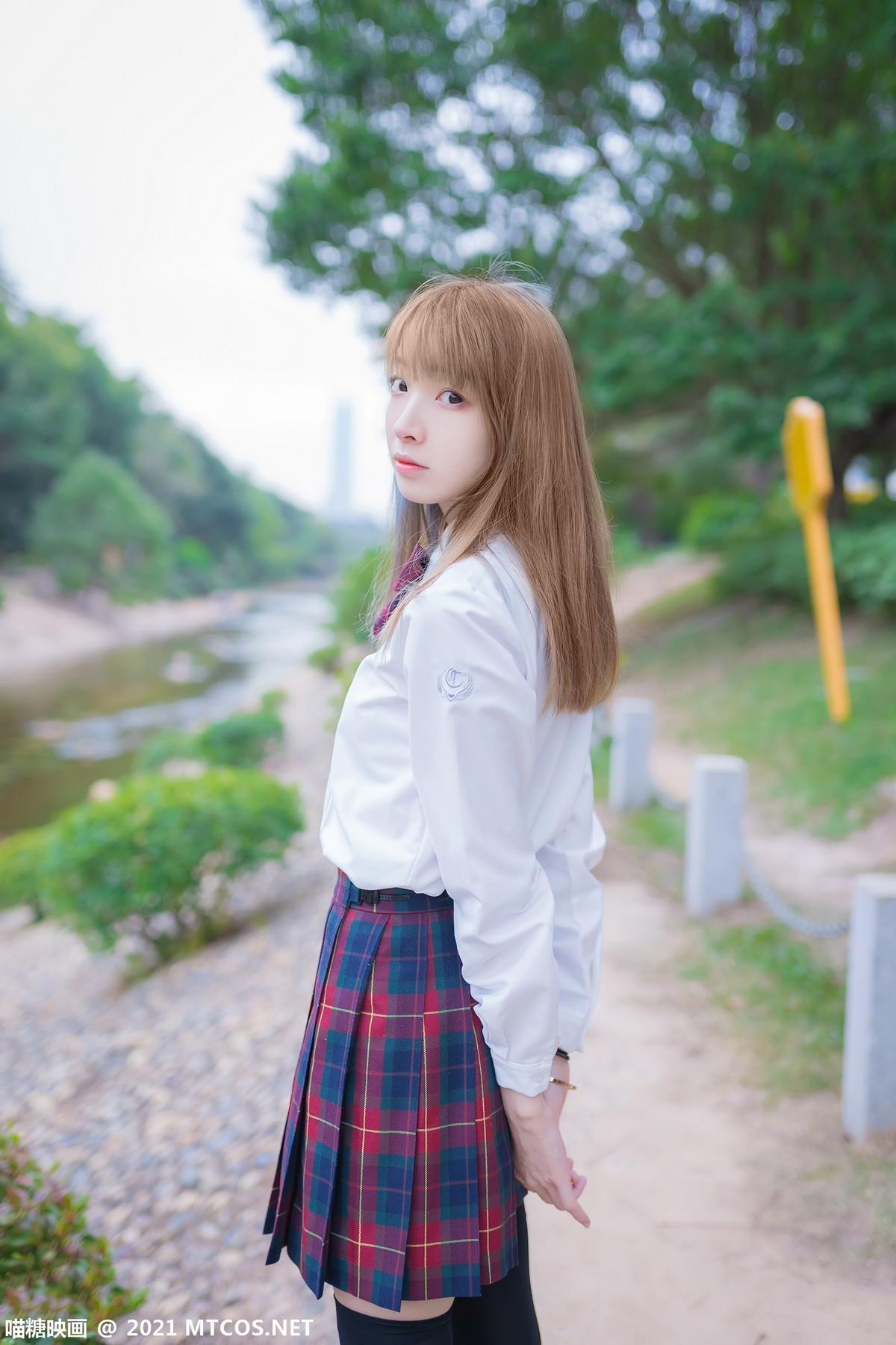 jpxgmn.cc[喵糖映画]Vol.388_户外JK制服美女性感短裙下黑色腿袜秀美腿迷人诱惑写真38P
