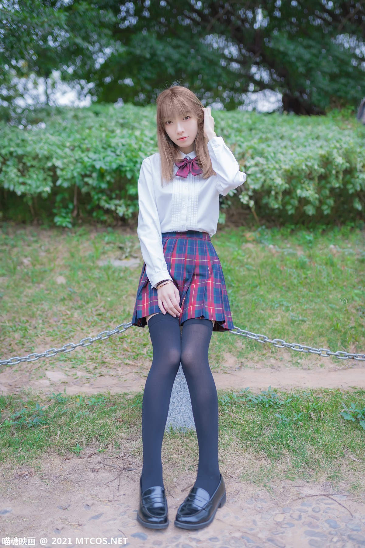 jpxgmn.cc[喵糖映画]Vol.388_户外JK制服美女性感短裙下黑色腿袜秀美腿迷人诱惑写真38P