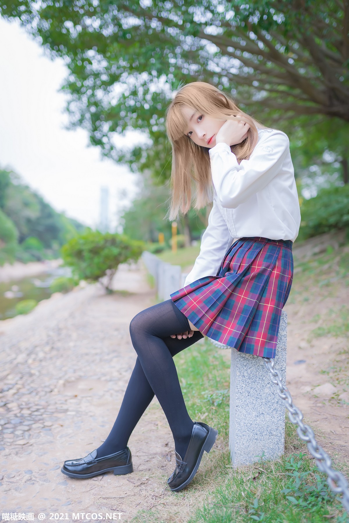 jpxgmn.cc[喵糖映画]Vol.388_户外JK制服美女性感短裙下黑色腿袜秀美腿迷人诱惑写真38P