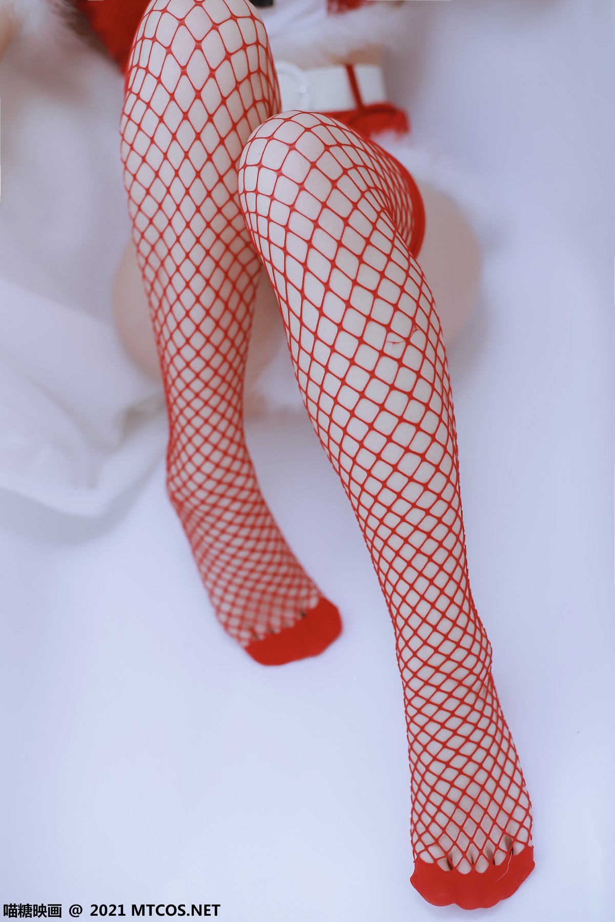 jpxgmn.cc[喵糖映画]Vol.389_红色服饰美少女私房兔女郎主题性感红丝网袜秀美腿诱惑写真33P