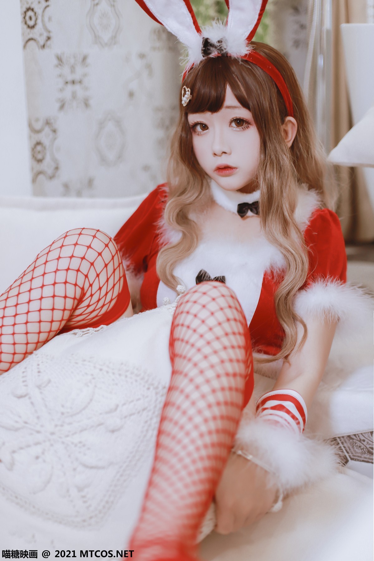 jpxgmn.cc[喵糖映画]Vol.389_红色服饰美少女私房兔女郎主题性感红丝网袜秀美腿诱惑写真33P