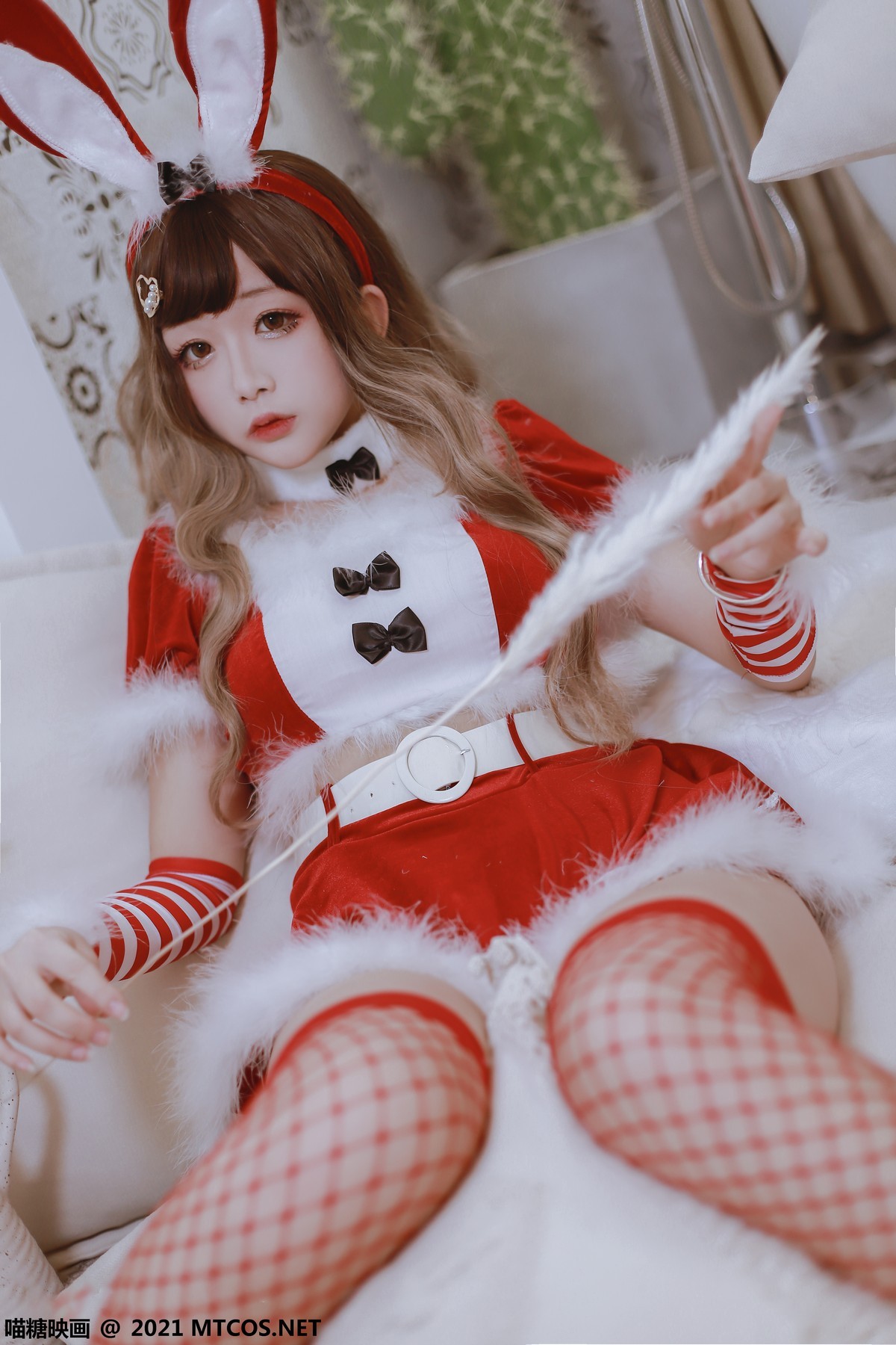 jpxgmn.cc[喵糖映画]Vol.389_红色服饰美少女私房兔女郎主题性感红丝网袜秀美腿诱惑写真33P