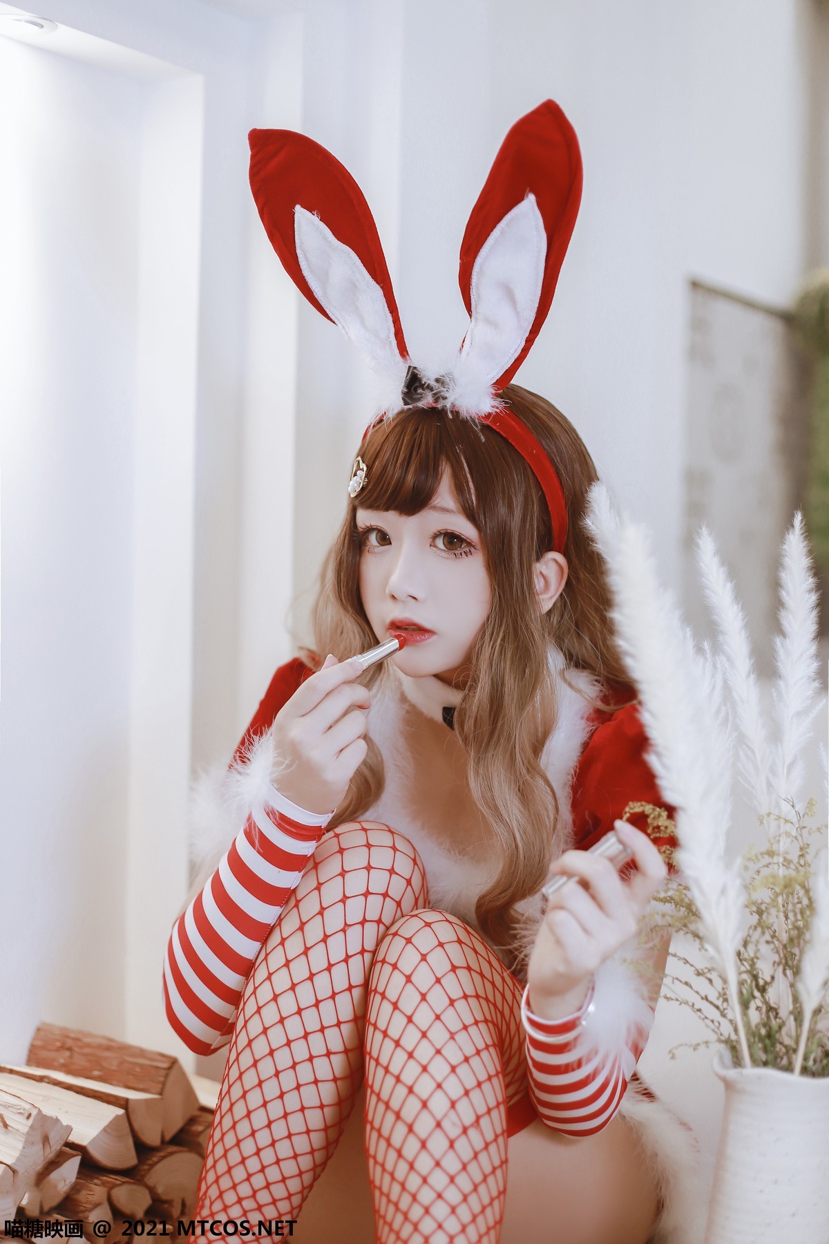 jpxgmn.cc[喵糖映画]Vol.389_红色服饰美少女私房兔女郎主题性感红丝网袜秀美腿诱惑写真33P