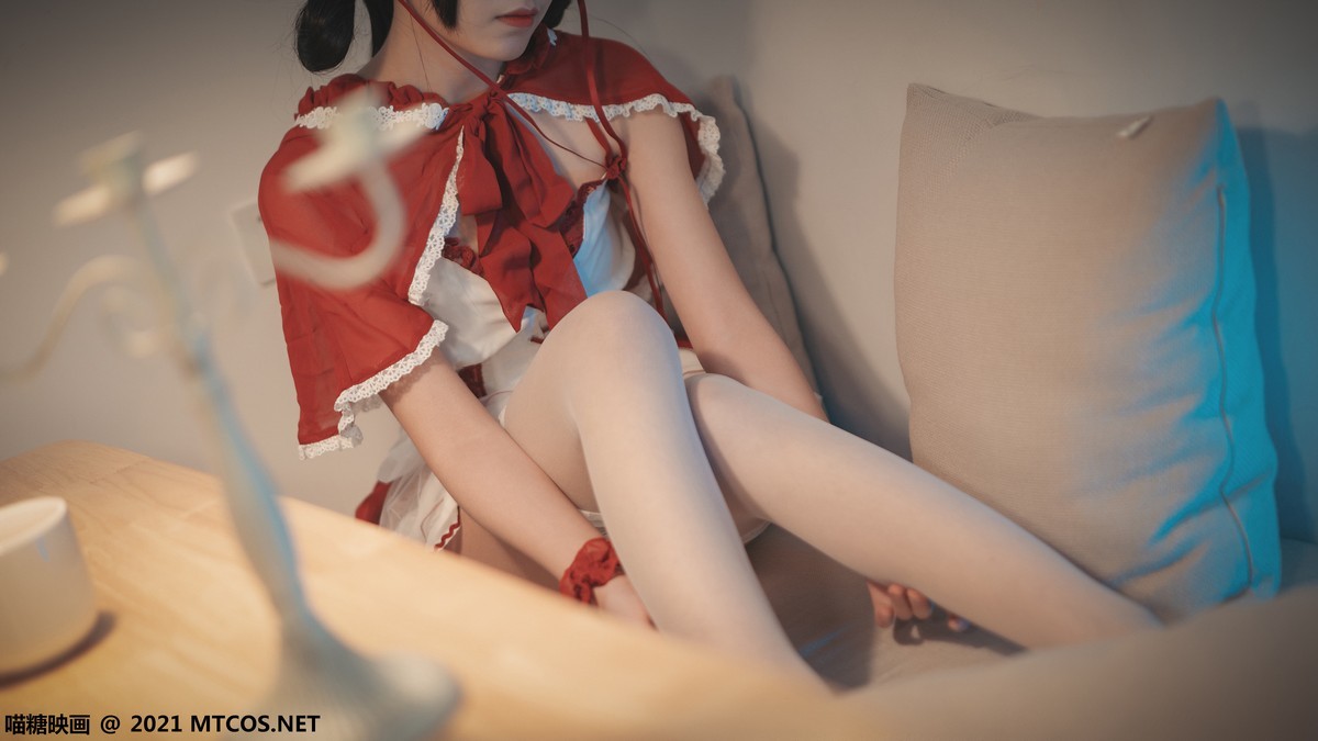 jpxgmn.cc[喵糖映画]Vol.390_小红帽美少女私房性感短裙下白色蕾丝袜秀白嫩美腿诱惑写真23P