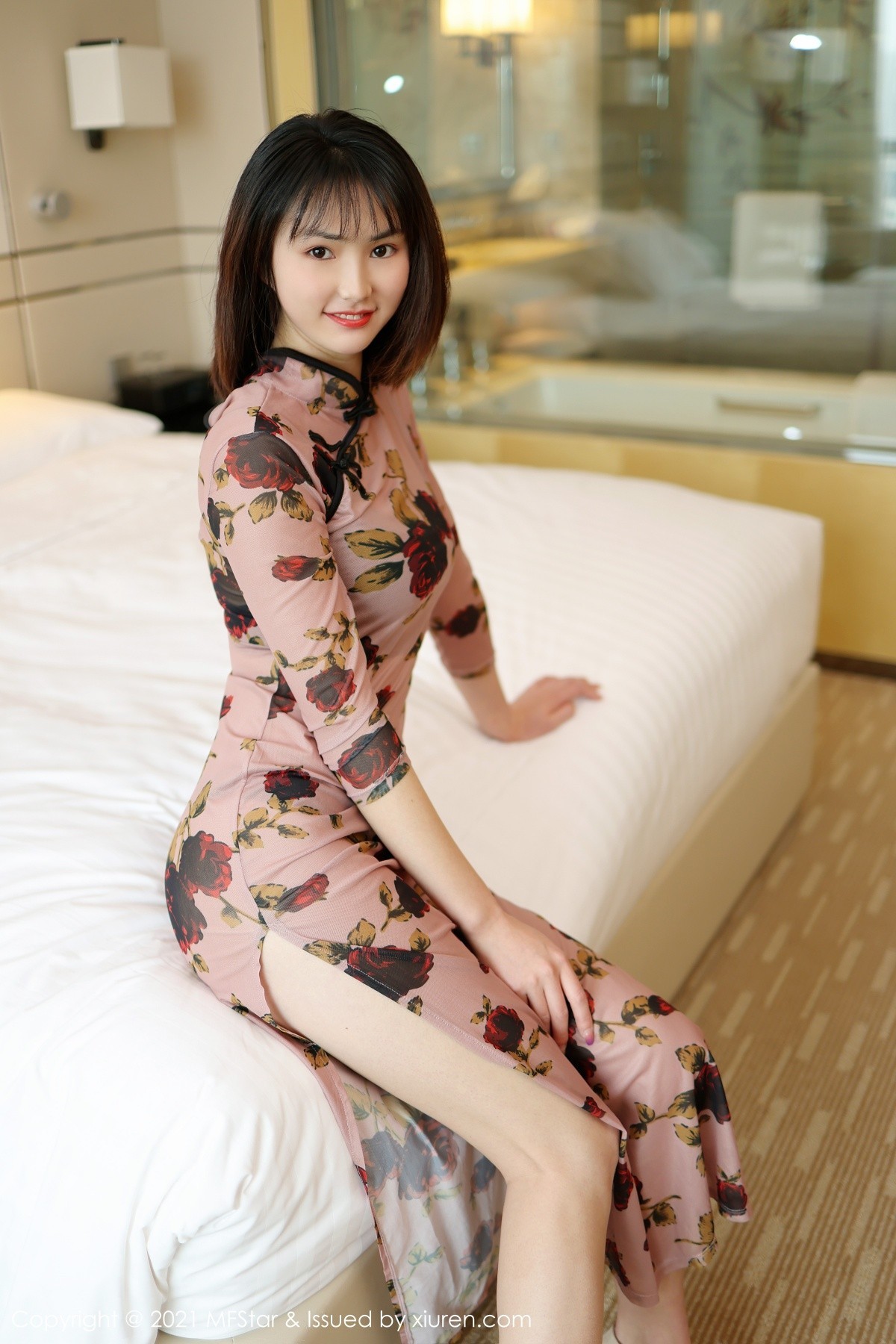 jpxgmn.cc[MFStar模范学院]Vol.483_嫩模墨韩私房古典旗袍半撩露黑色丁字裤秀翘臀诱惑写真45P