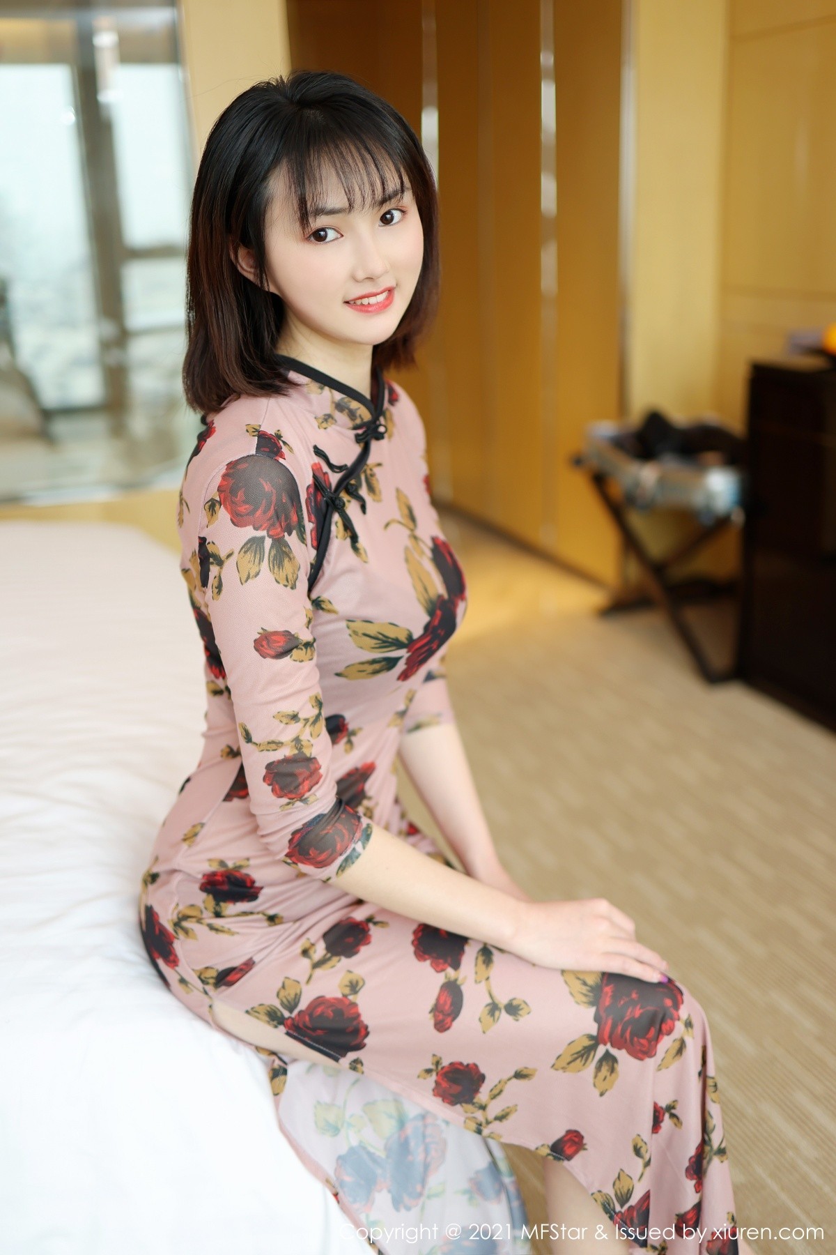 jpxgmn.cc[MFStar模范学院]Vol.483_嫩模墨韩私房古典旗袍半撩露黑色丁字裤秀翘臀诱惑写真45P