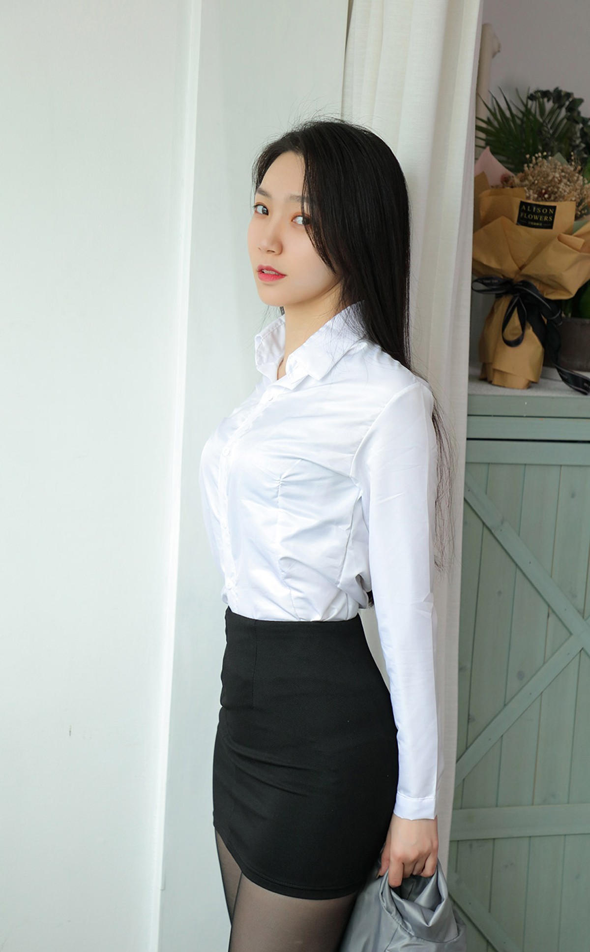 jpxgmn.cc[Ugirls爱尤物]No.2069_嫩模小桃子白衬衣黑短裙职业装露性感黑色内衣诱惑写真35P