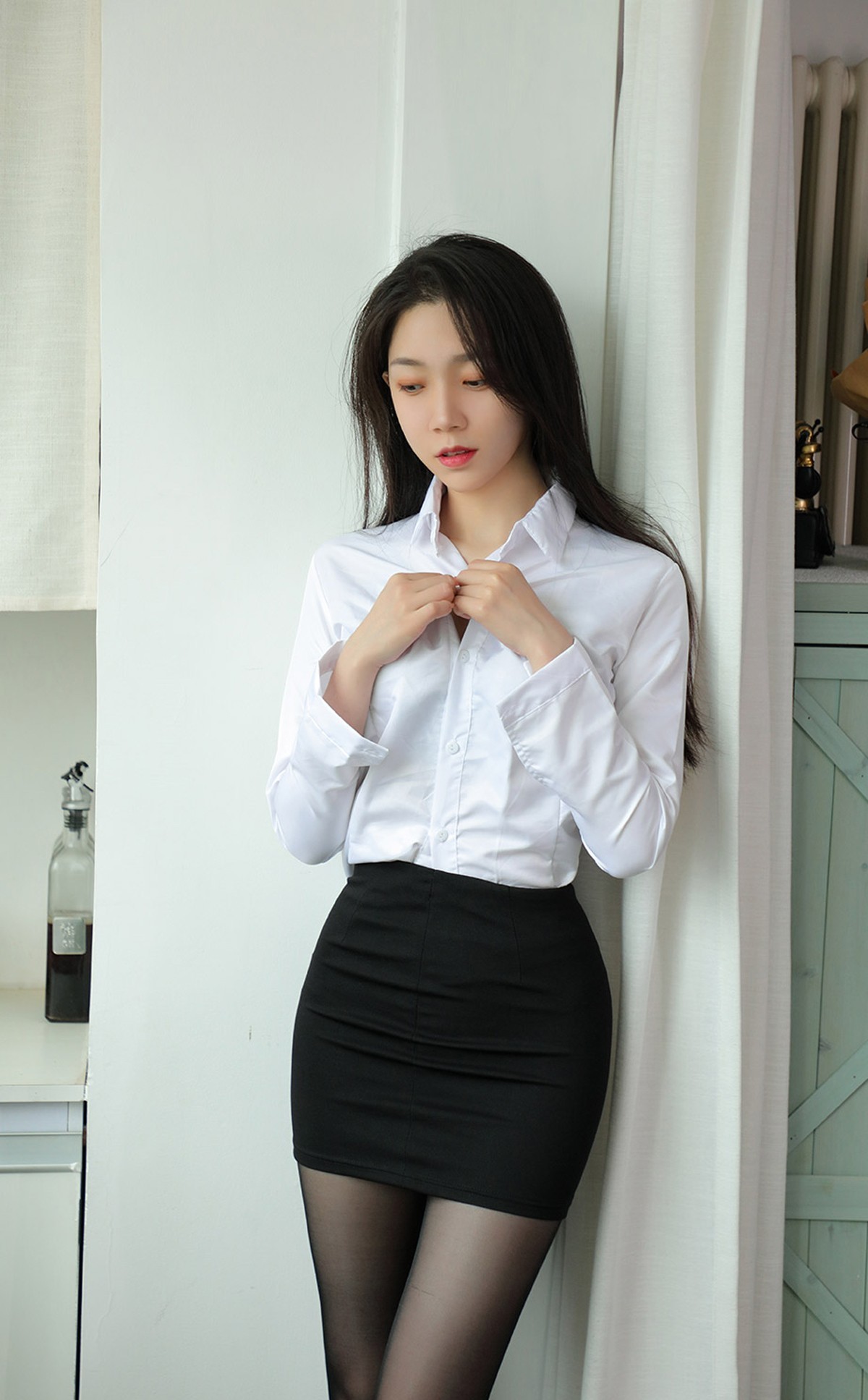 jpxgmn.cc[Ugirls爱尤物]No.2069_嫩模小桃子白衬衣黑短裙职业装露性感黑色内衣诱惑写真35P