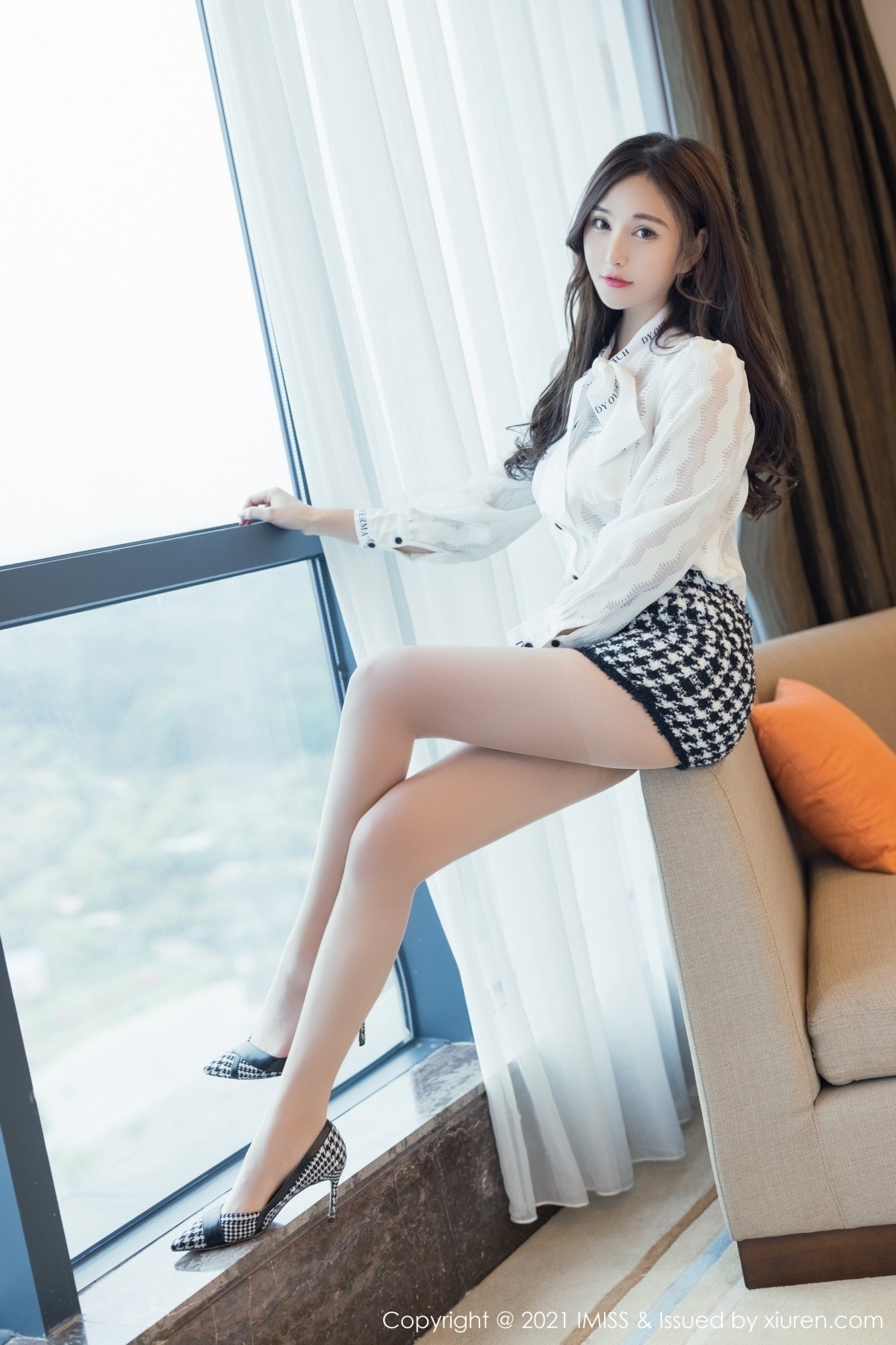 jpxgmn.cc[IMISS爱蜜社]Vol.579_女神Lavinia都市OL着装主题半脱露性感内衣秀完美身材写真47P