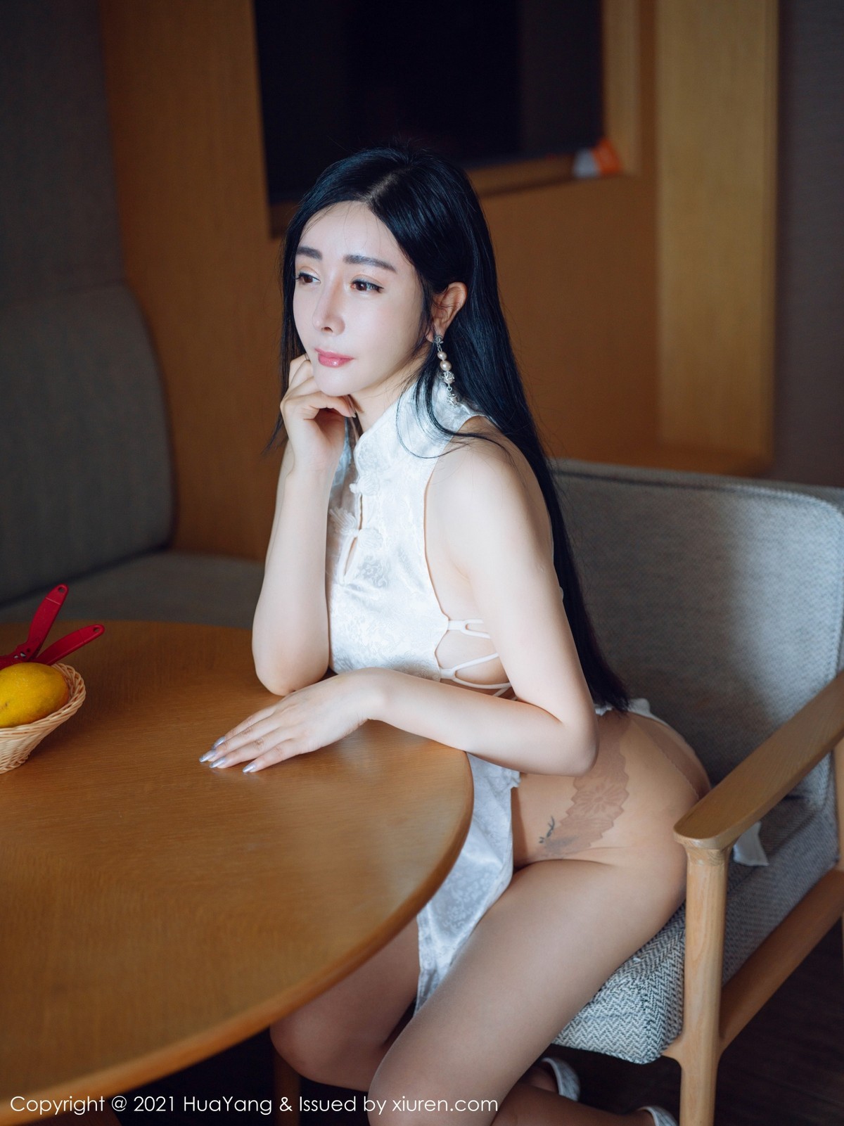 jpxgmn.cc[HuaYang花漾]Vol.392_嫩模允爾三亚旅拍浪漫旗袍配超薄肉丝裤袜秀火辣身材诱惑写真45P