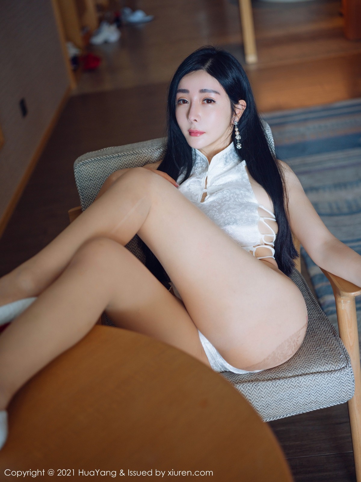 jpxgmn.cc[HuaYang花漾]Vol.392_嫩模允爾三亚旅拍浪漫旗袍配超薄肉丝裤袜秀火辣身材诱惑写真45P