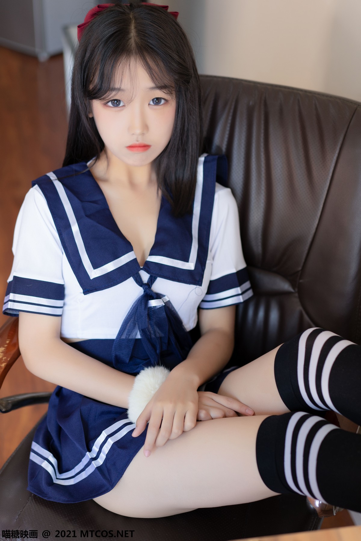 jpxgmn.cc[喵糖映画]Vol.392_靓丽学妹私房水手制服短裙下黑色腿袜秀美腿迷人诱惑写真21P