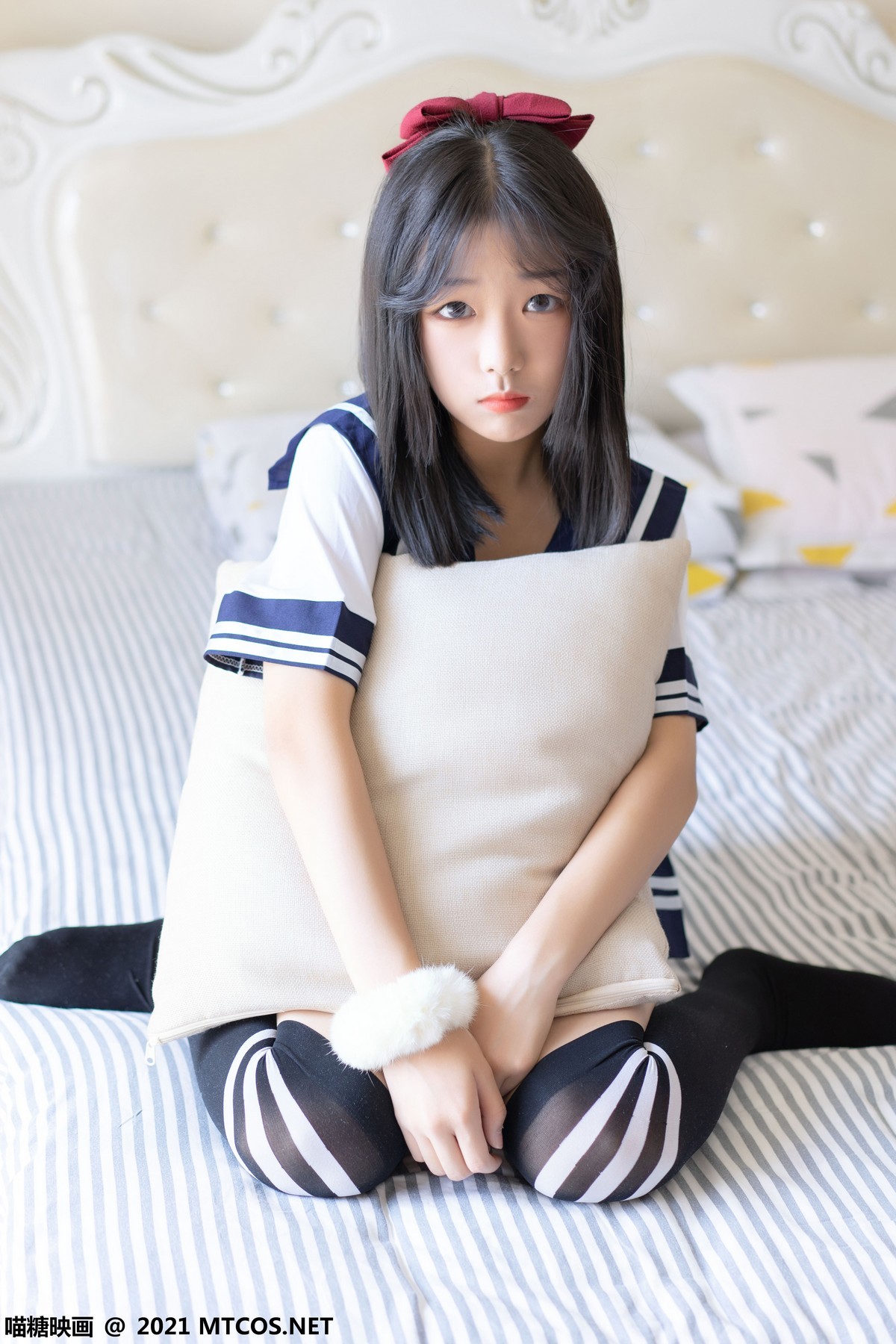 jpxgmn.cc[喵糖映画]Vol.392_靓丽学妹私房水手制服短裙下黑色腿袜秀美腿迷人诱惑写真21P