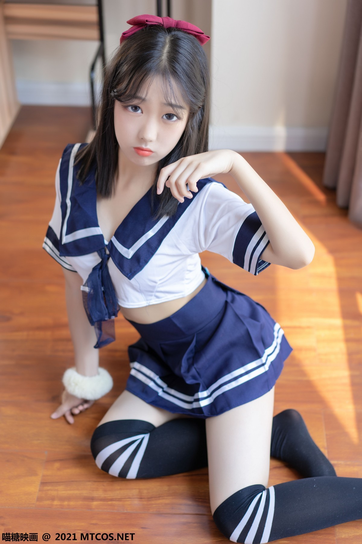 jpxgmn.cc[喵糖映画]Vol.392_靓丽学妹私房水手制服短裙下黑色腿袜秀美腿迷人诱惑写真21P